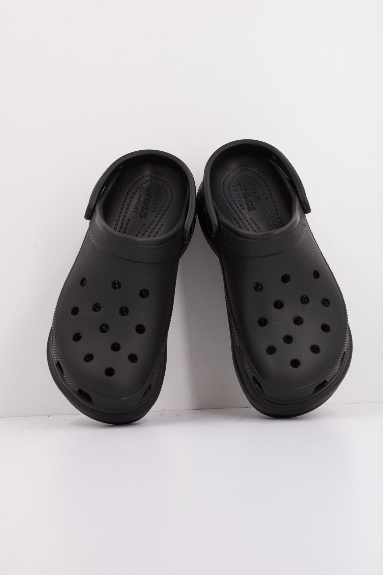 CROCS CLASSIC BAE CLOG en color NEGRO (3)