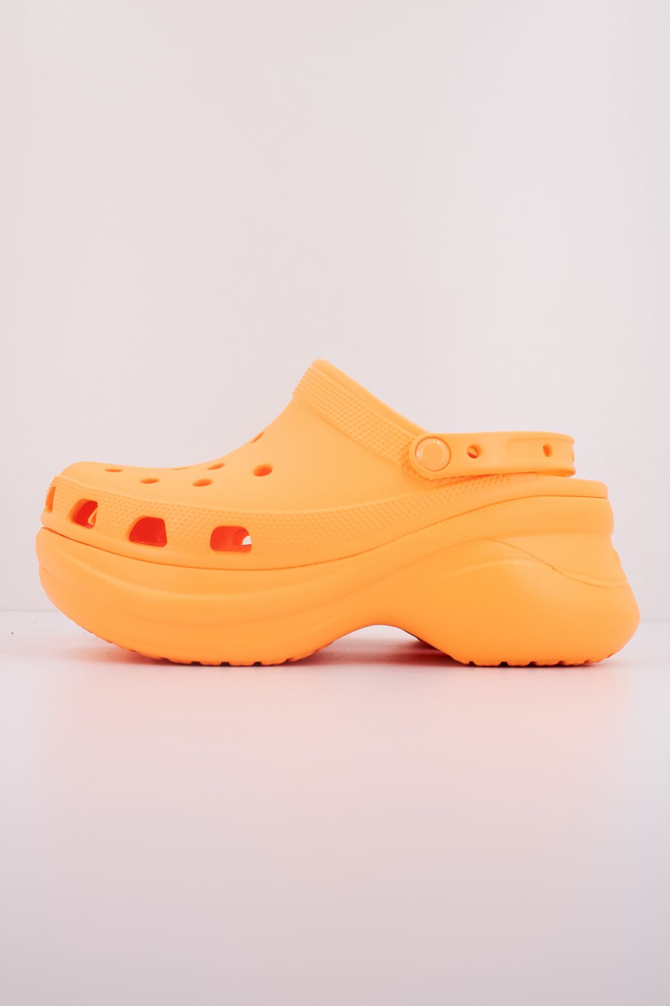 CROCS CLASSIC BAE CLOG en color NARANJA (1)