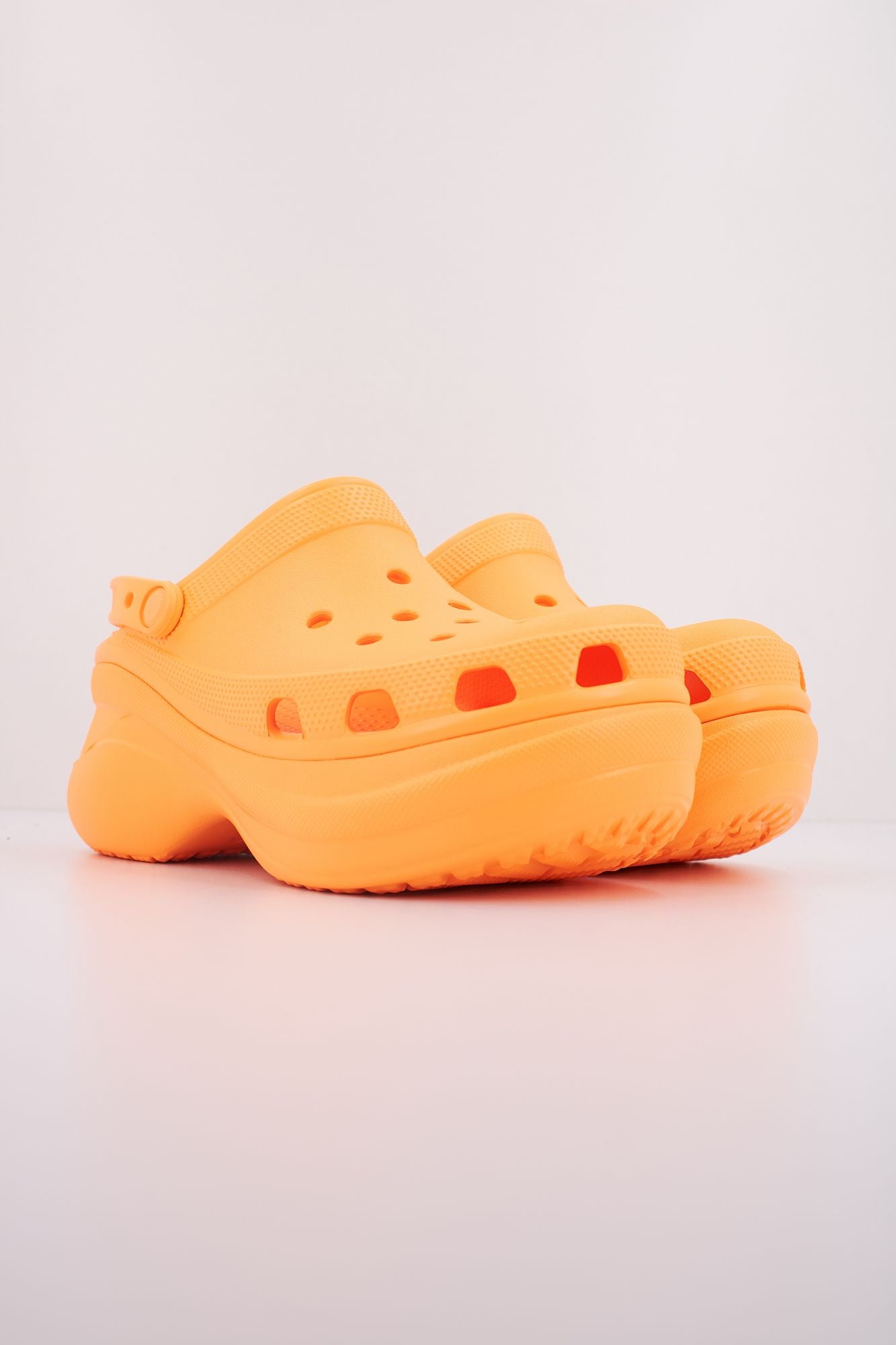 CROCS CLASSIC BAE CLOG en color NARANJA (2)