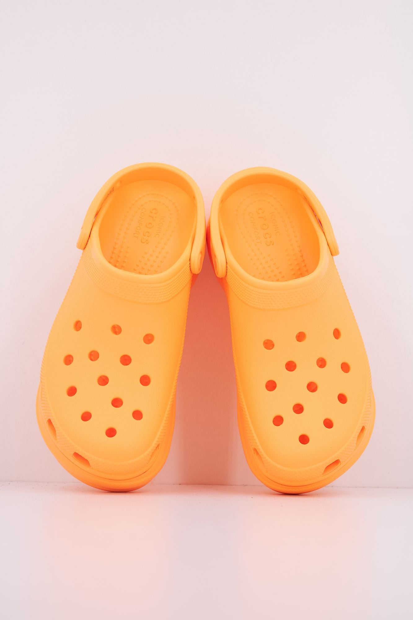 CROCS CLASSIC BAE CLOG en color NARANJA (3)