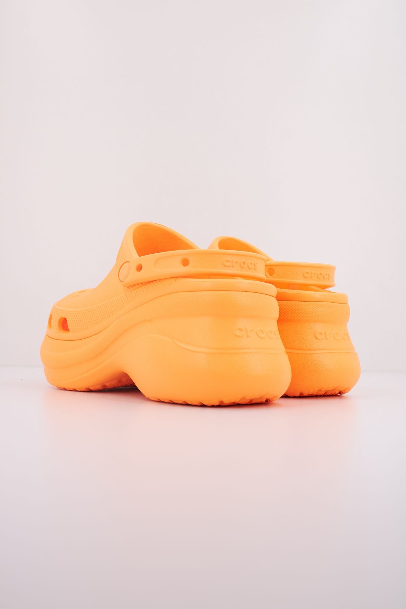 CROCS CLASSIC BAE CLOG en color NARANJA (4)