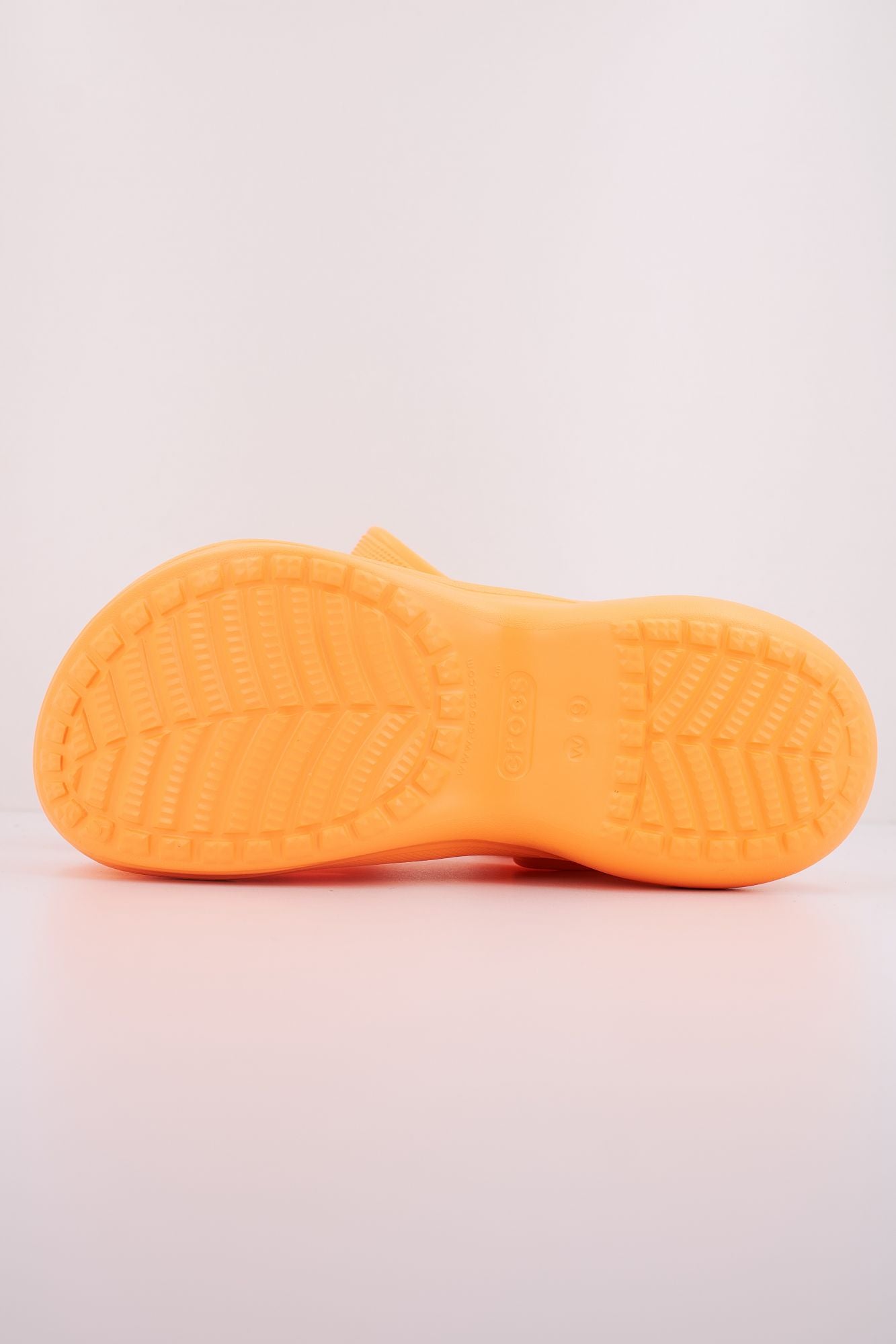 CROCS CLASSIC BAE CLOG en color NARANJA (5)