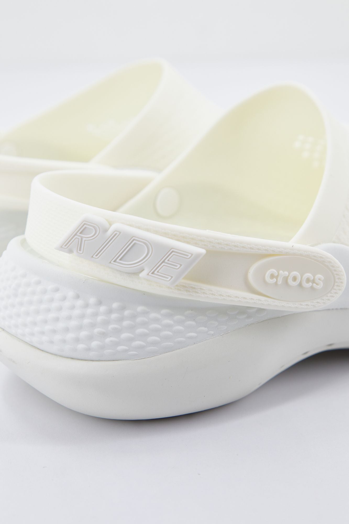 CROCS LITERIDE 360 CLOG en color BLANCO (3)
