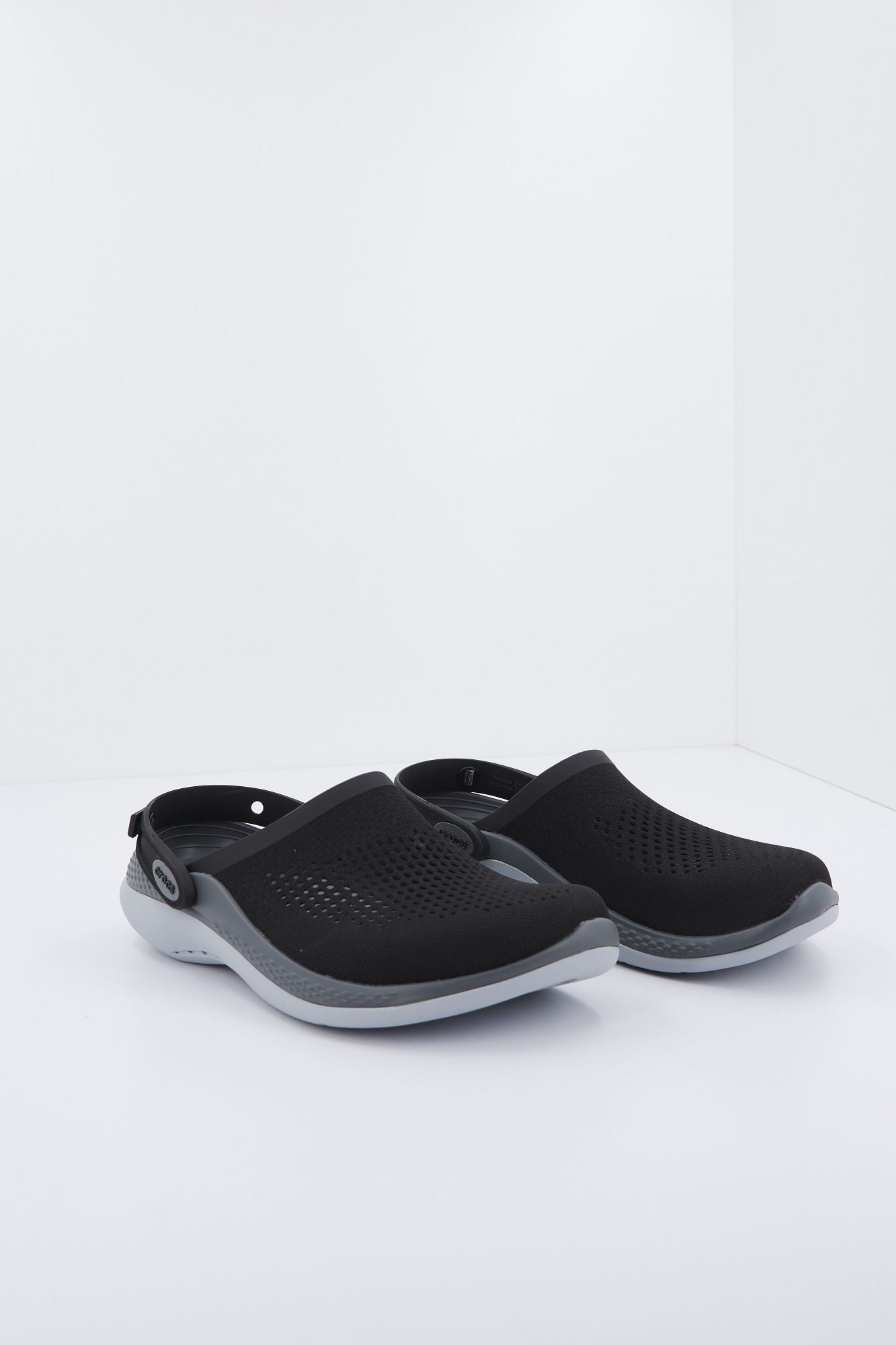CROCS LITERIDE 360 CLOG en color NEGRO (1)