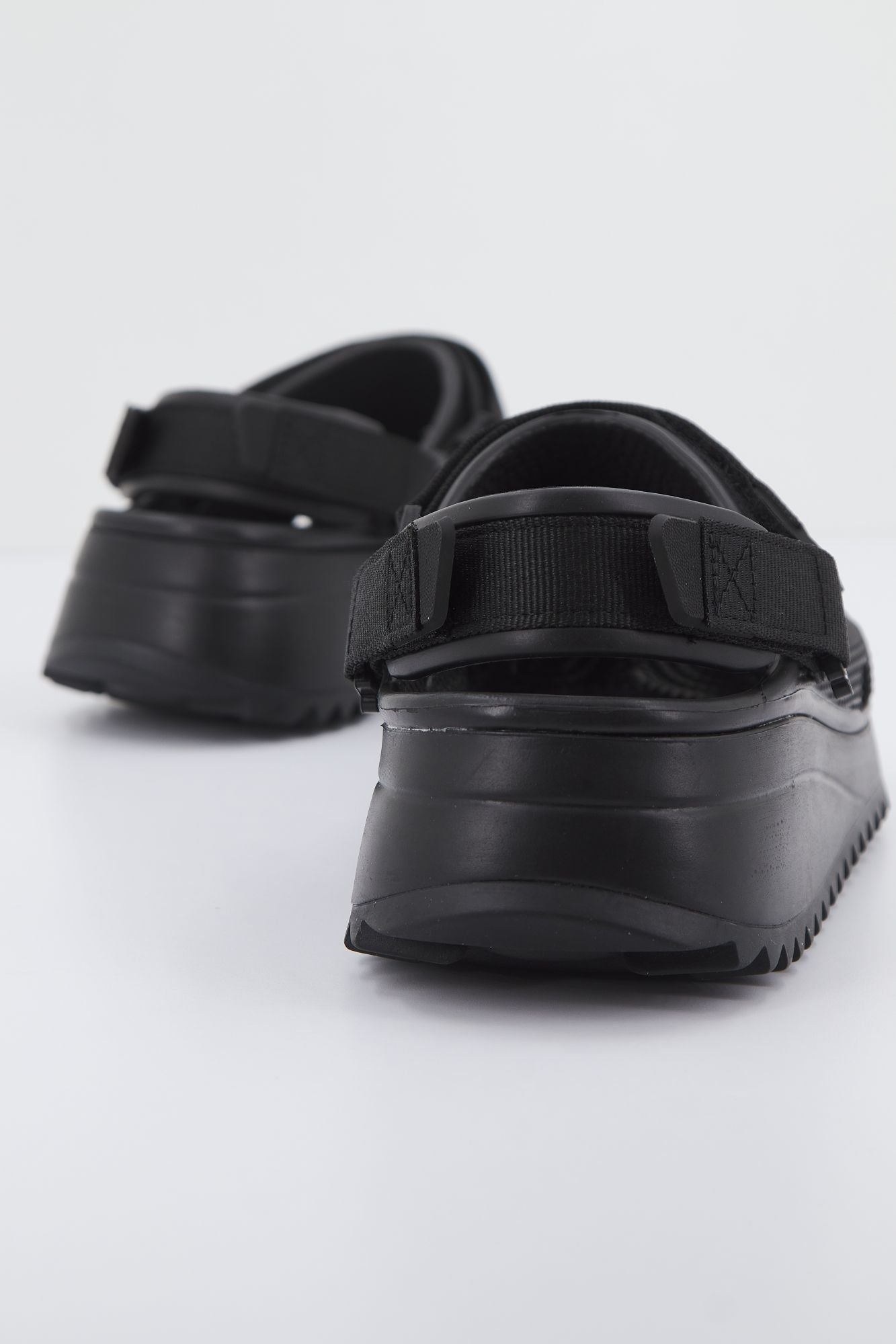 CROCS CLASSIC HIKER CLOG en color NEGRO (3)