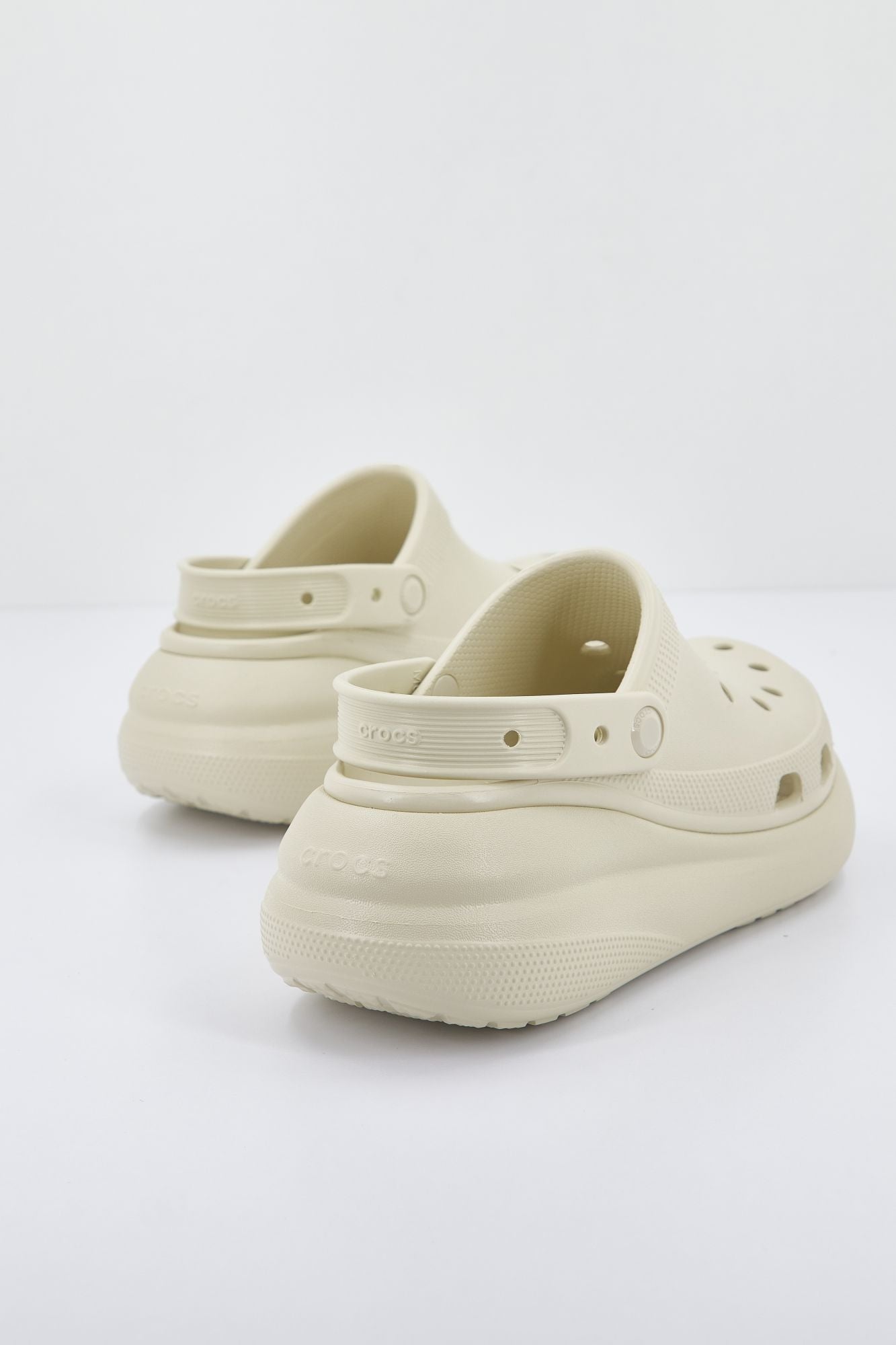 CROCS CLASSIC CRUSH CLOG en color BEIS (3)