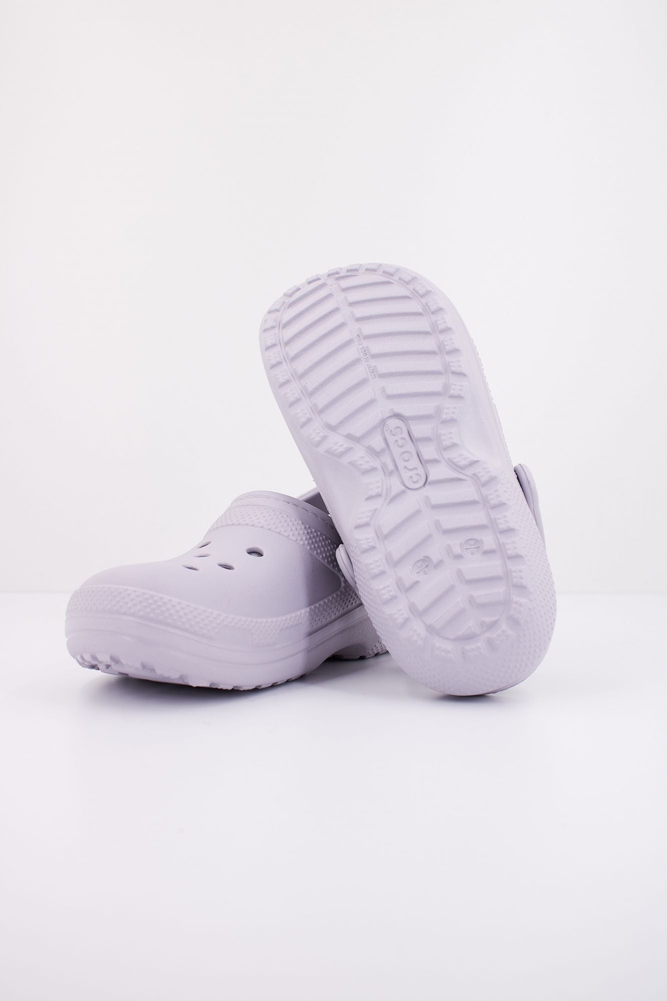 CROCS CLASSIC LINED CLOG en color VIOLETA (5)