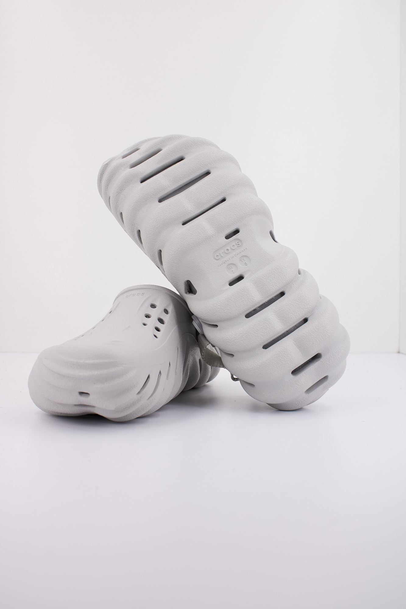CROCS ECHO CLOG en color GRIS (5)