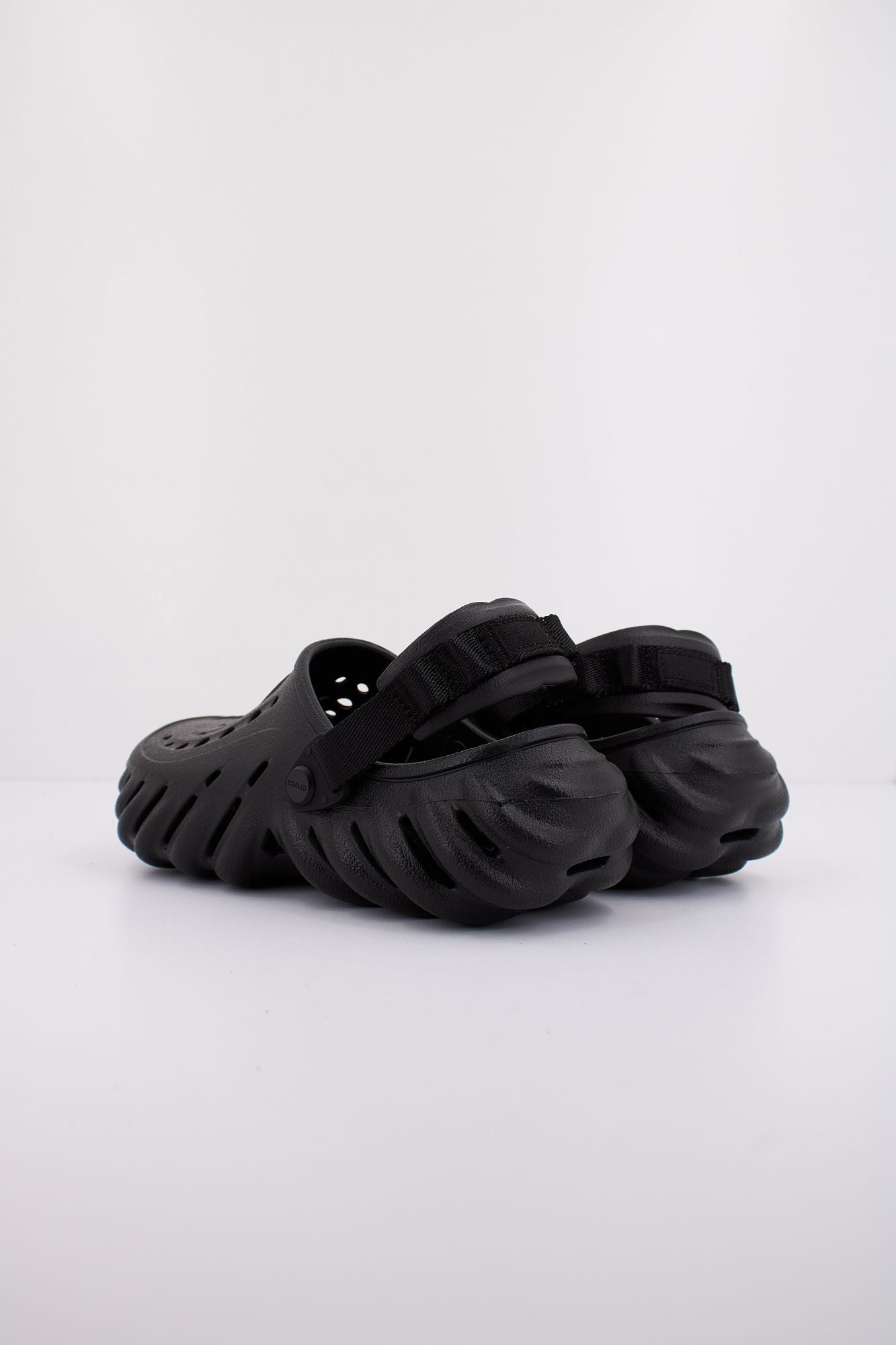 CROCS ECHO CLOG en color NEGRO (4)