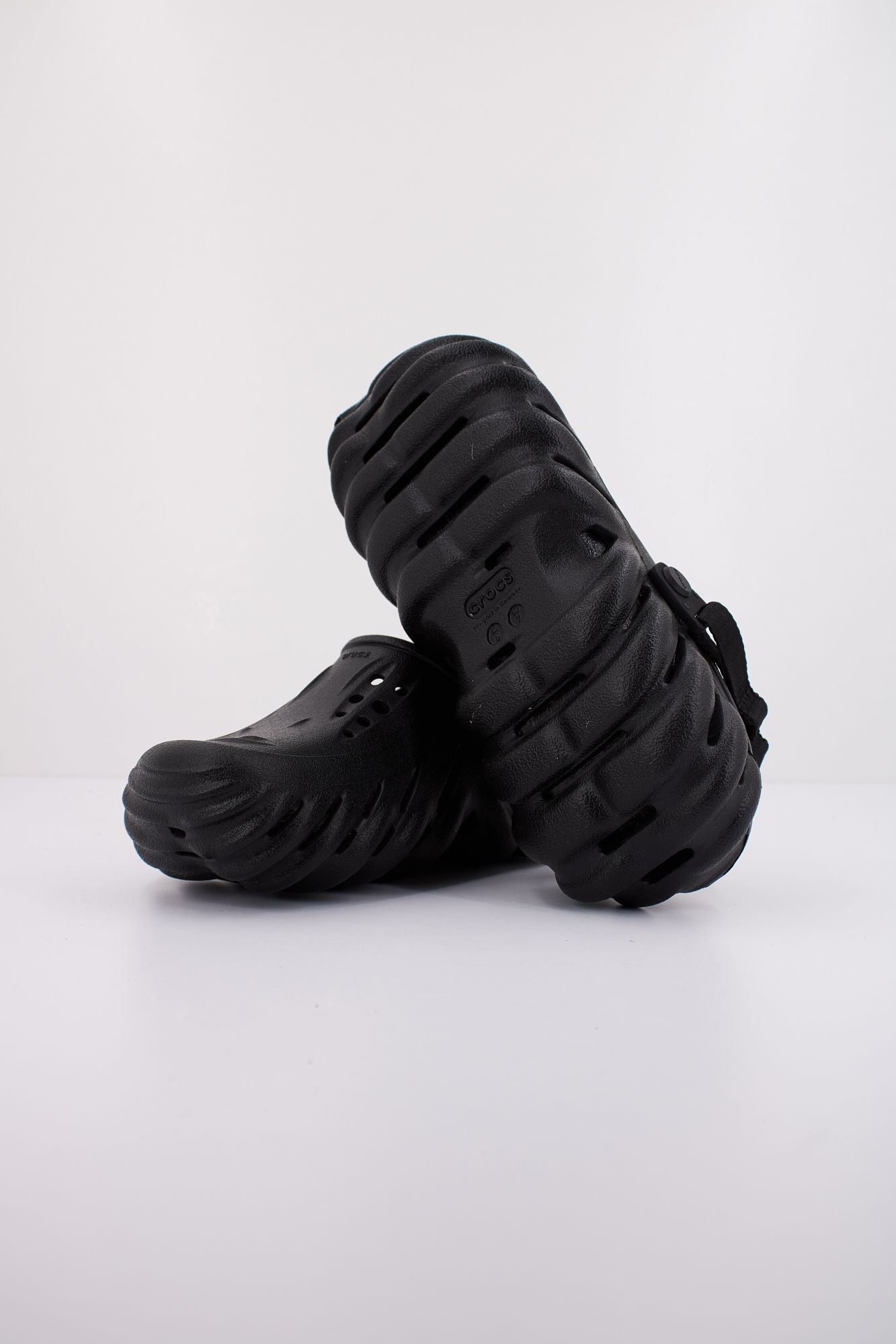 CROCS ECHO CLOG en color NEGRO (5)