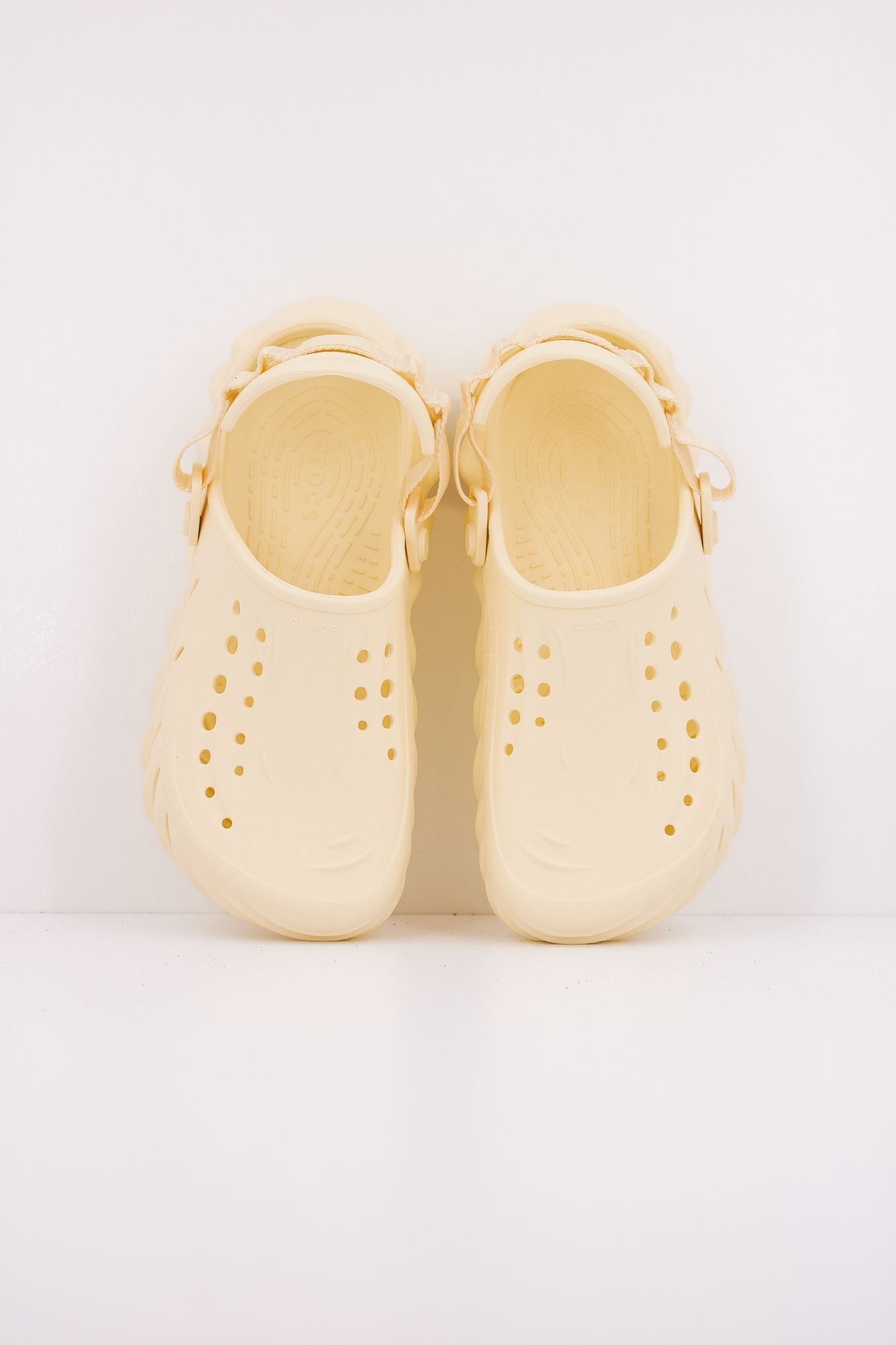 CROCS ECHO CLOG en color AMARILLO (3)