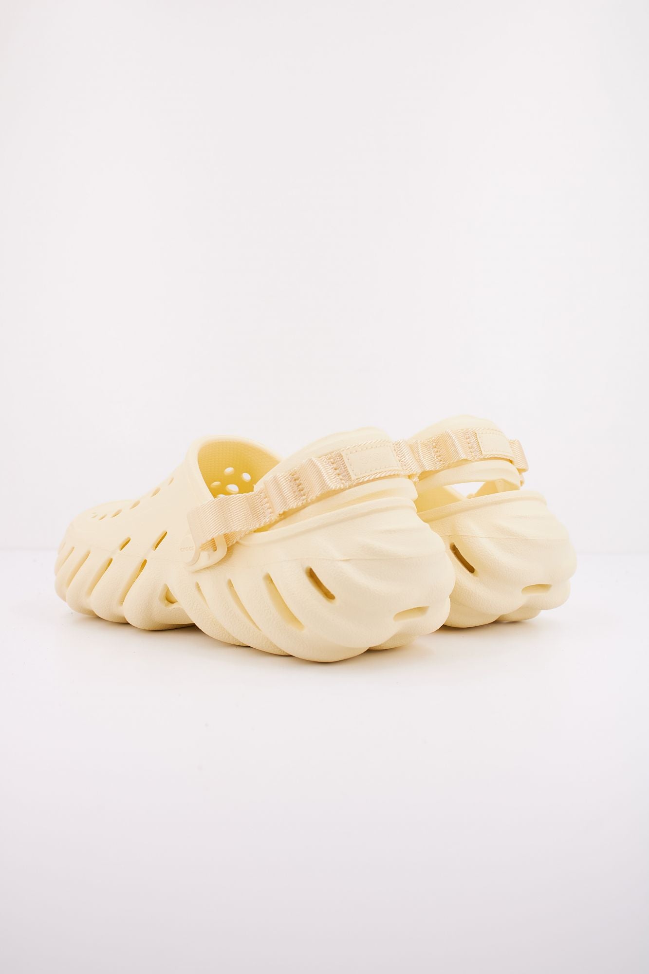 CROCS ECHO CLOG en color AMARILLO (4)