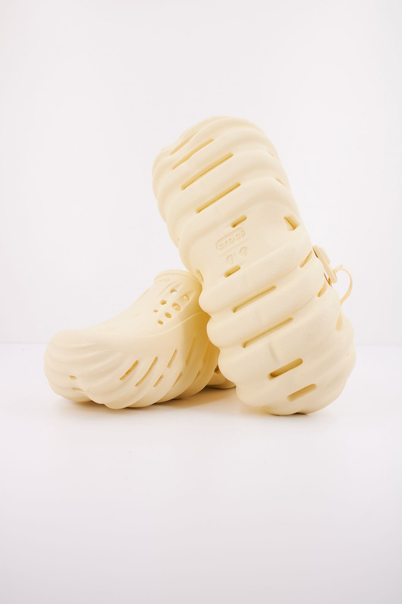 CROCS ECHO CLOG en color AMARILLO (5)