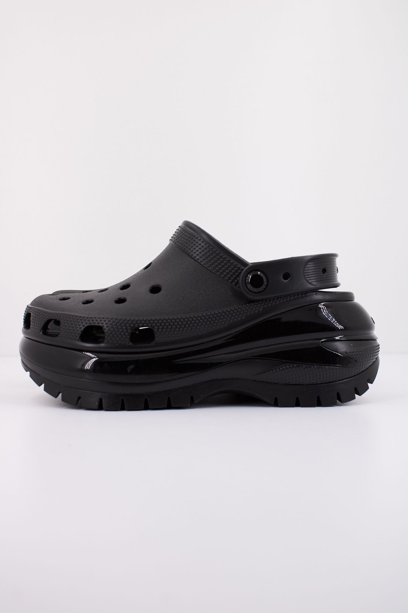 CROCS CLASSIC MEGA CRUSH CLOG en color NEGRO (1)
