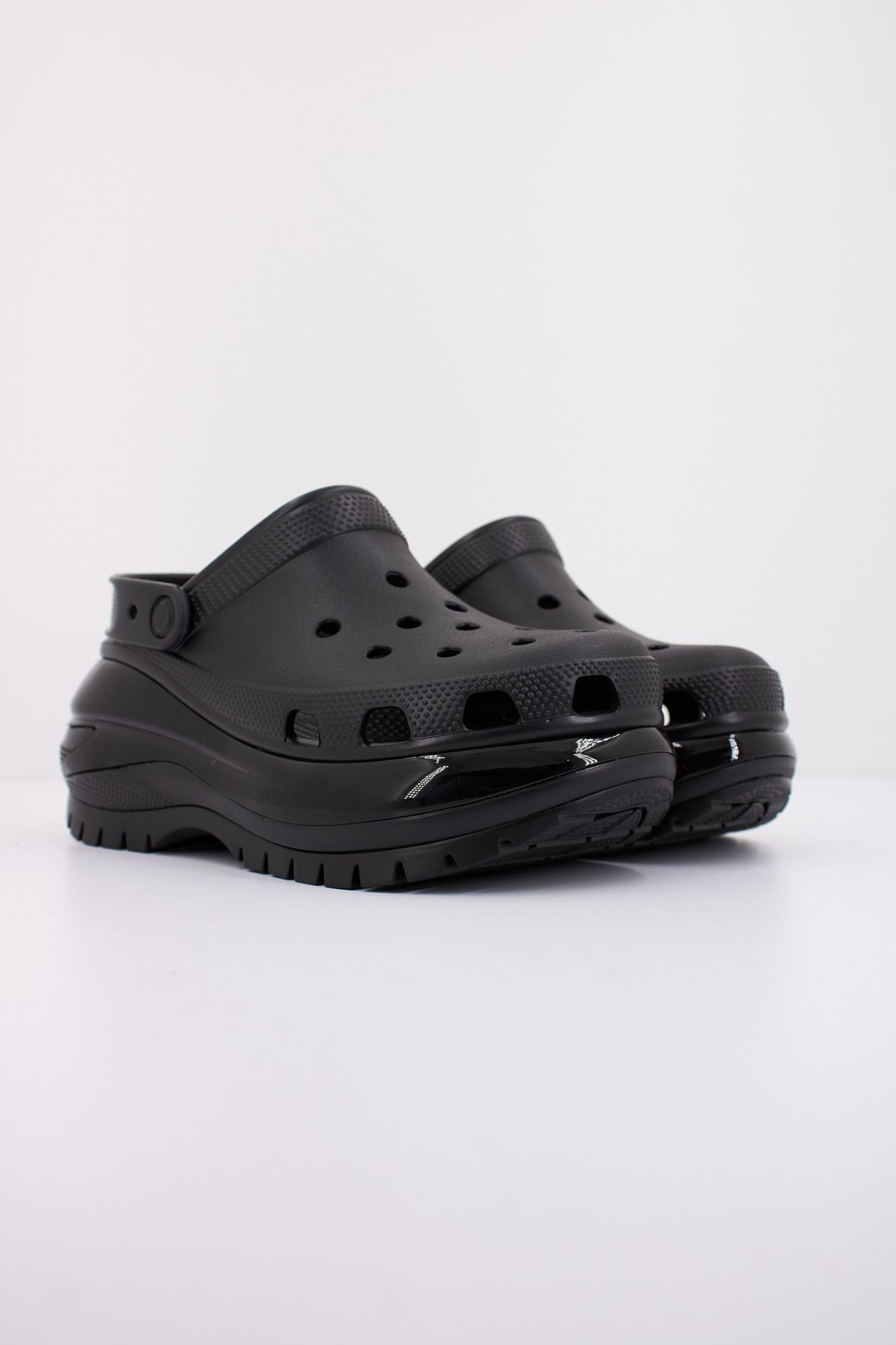 CROCS CLASSIC MEGA CRUSH CLOG en color NEGRO (2)
