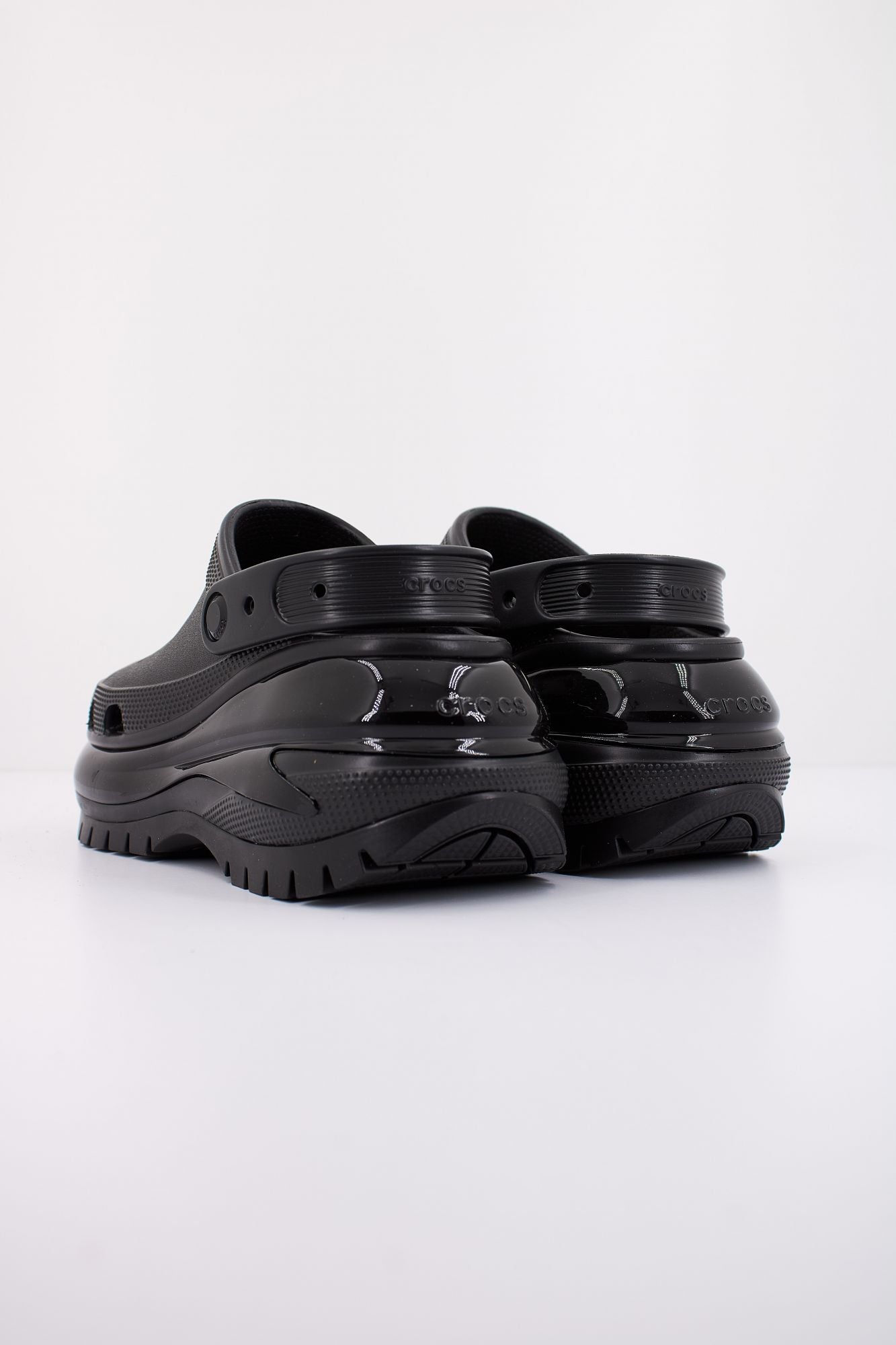 CROCS CLASSIC MEGA CRUSH CLOG en color NEGRO (3)