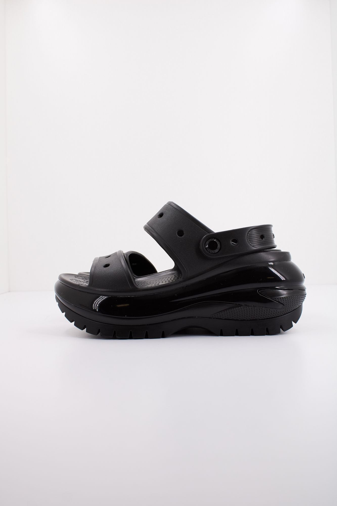 CROCS CLASSIC MEGA CRUSH SANDAL en color NEGRO (1)