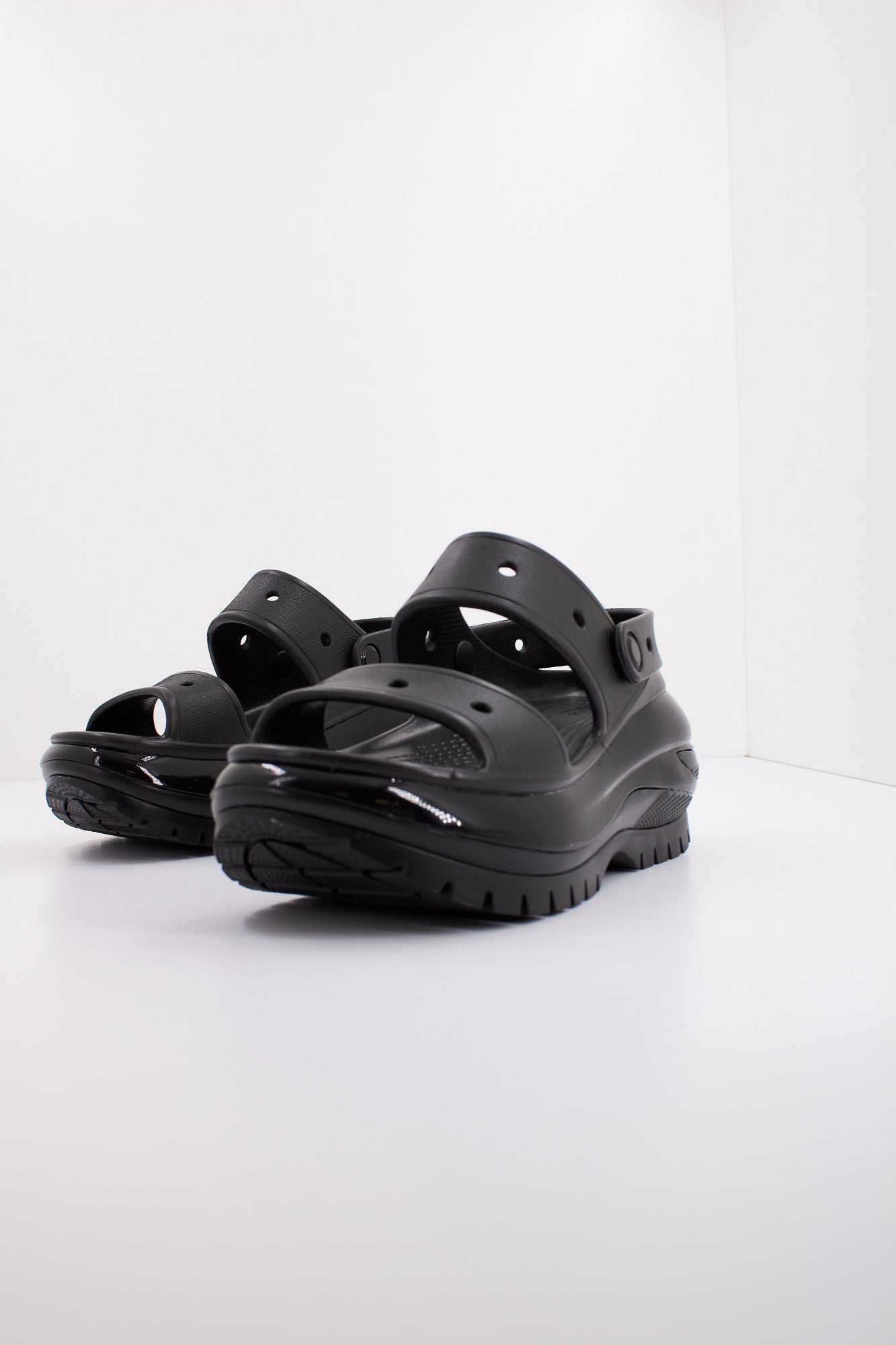 CROCS CLASSIC MEGA CRUSH SANDAL en color NEGRO (2)