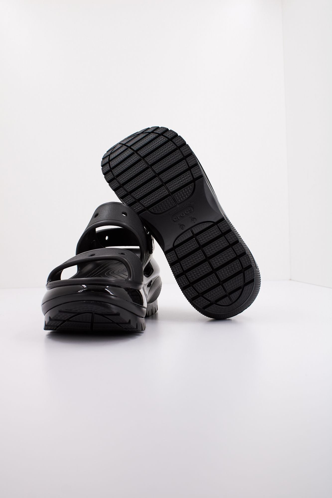 CROCS CLASSIC MEGA CRUSH SANDAL en color NEGRO (4)