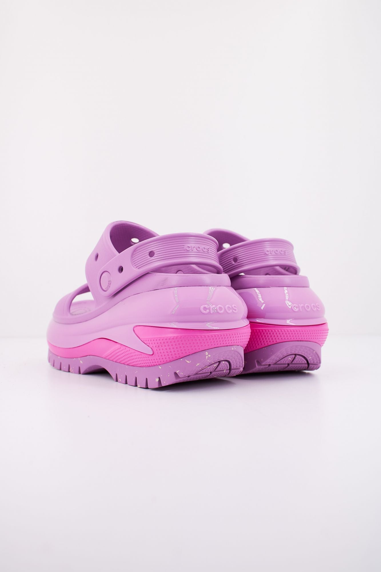 CROCS CLASSIC MEGA CRUSH SANDAL en color VIOLETA (3)