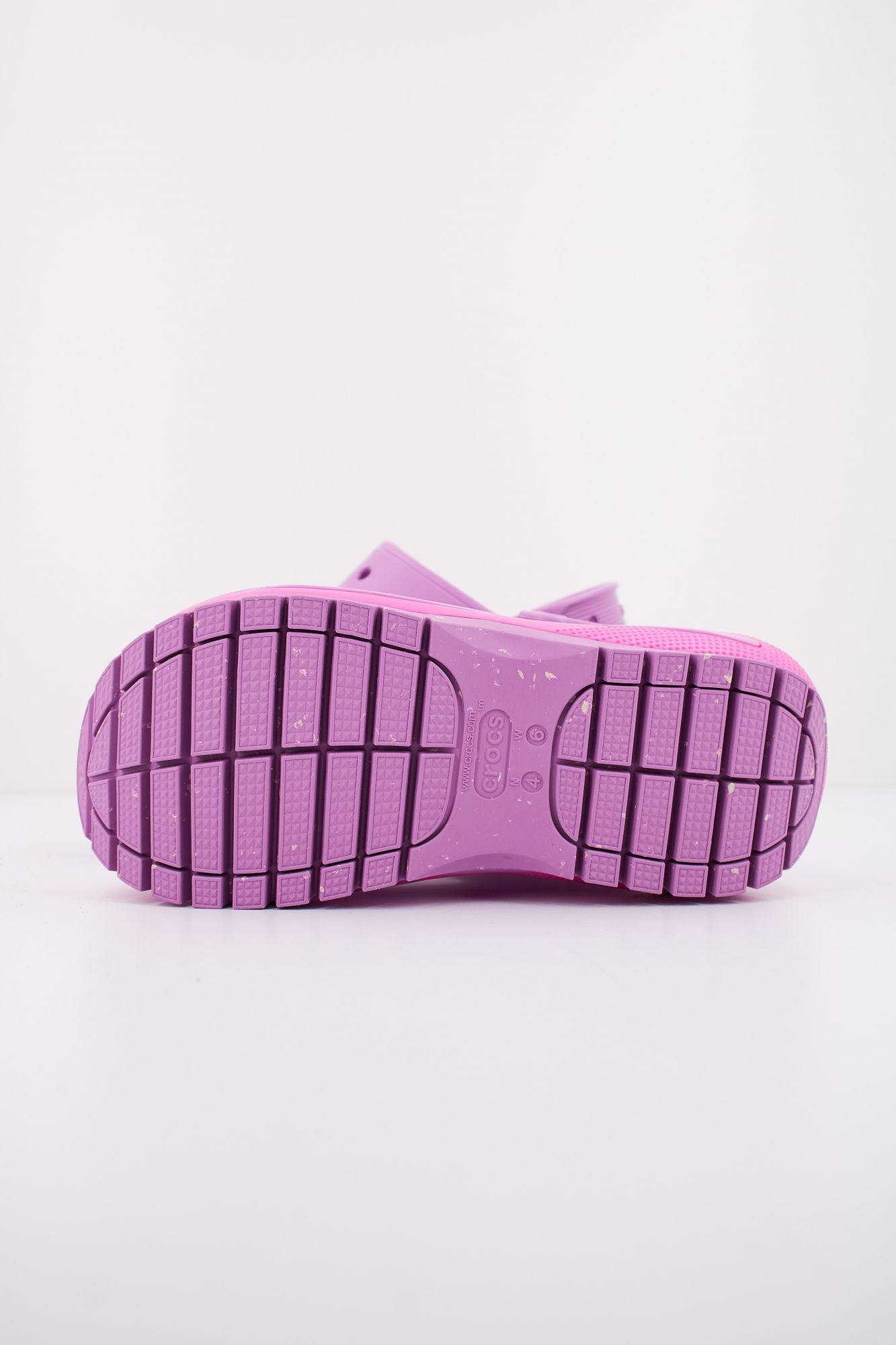 CROCS CLASSIC MEGA CRUSH SANDAL en color VIOLETA (4)