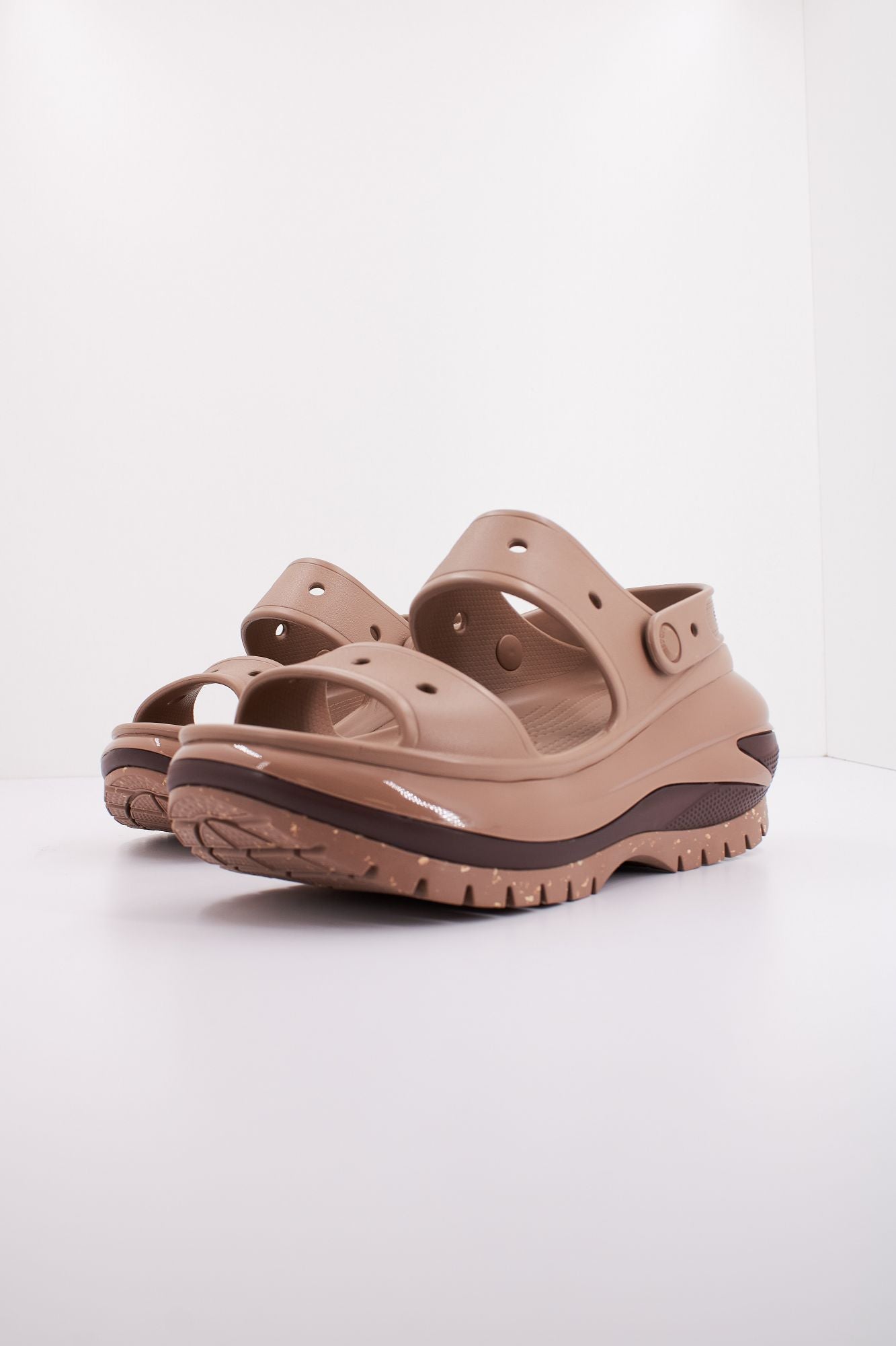 CROCS CLASSIC MEGA CRUSH SANDAL en color MARRON (2)