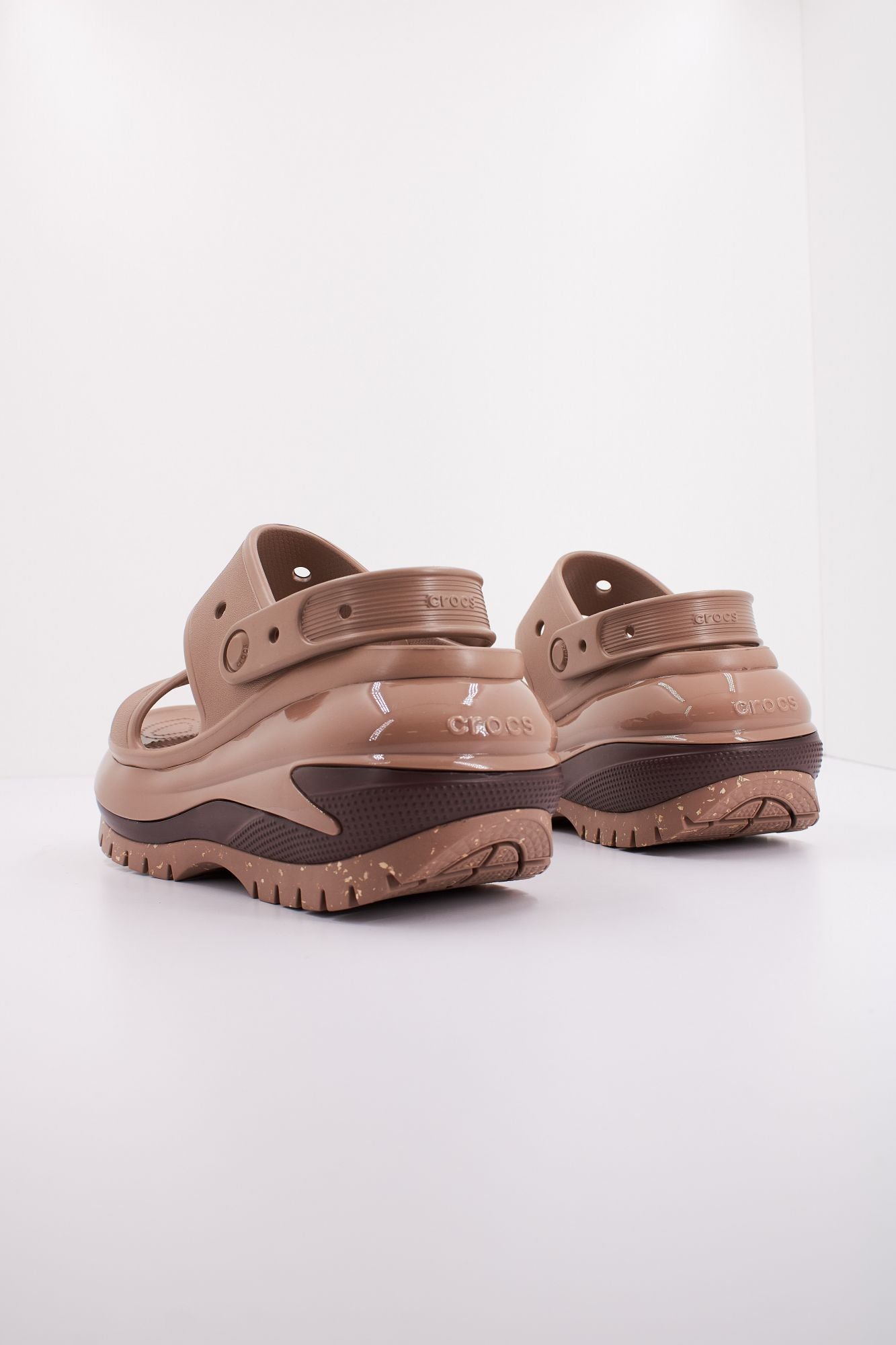 CROCS CLASSIC MEGA CRUSH SANDAL en color MARRON (3)