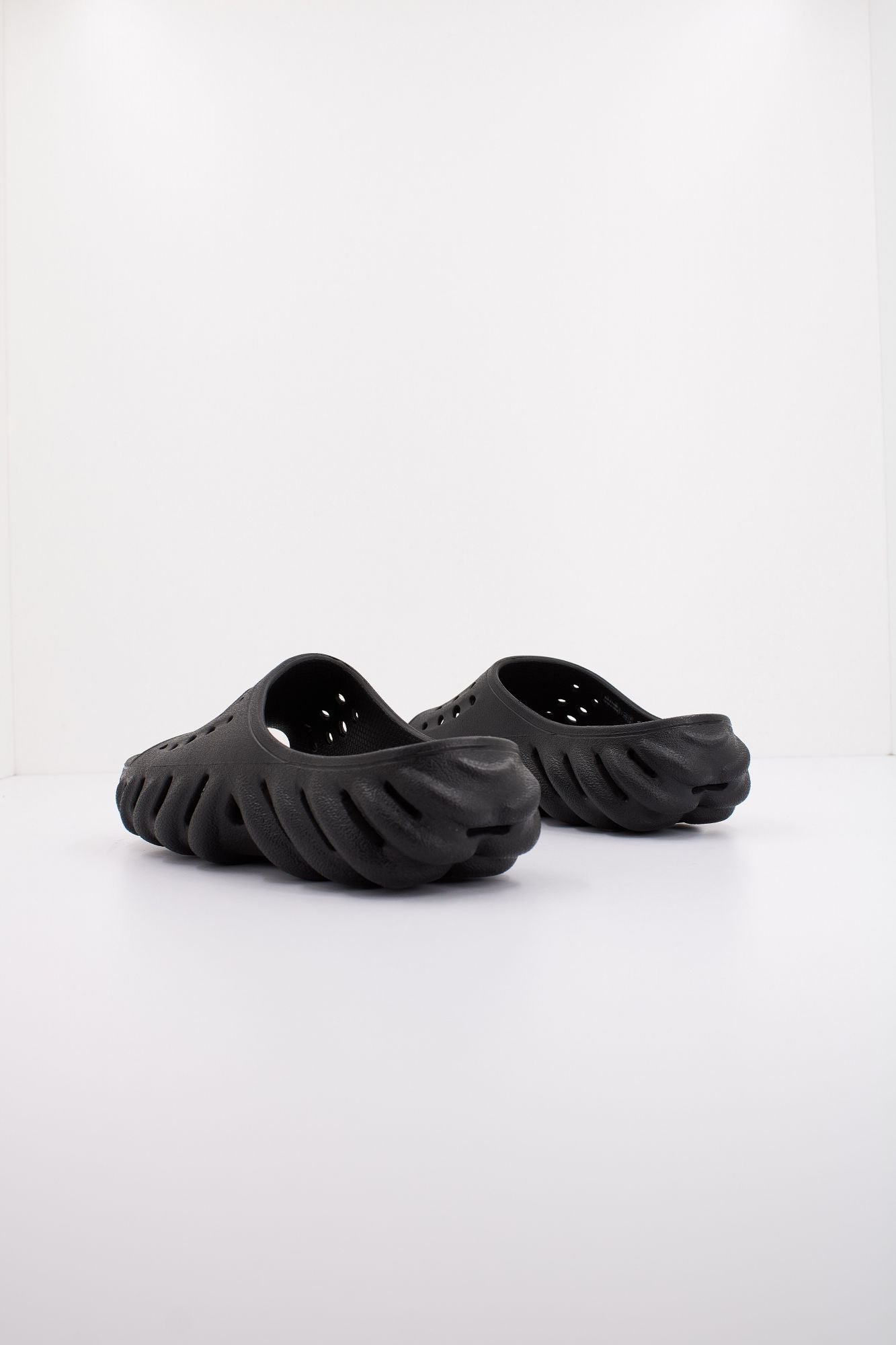 CROCS ECHO SLIDE en color NEGRO (3)
