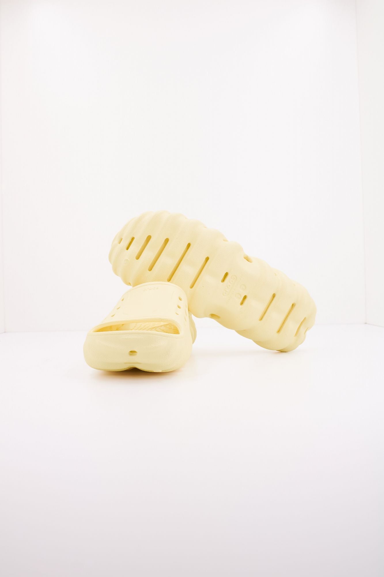 CROCS ECHO SLIDE en color AMARILLO (4)