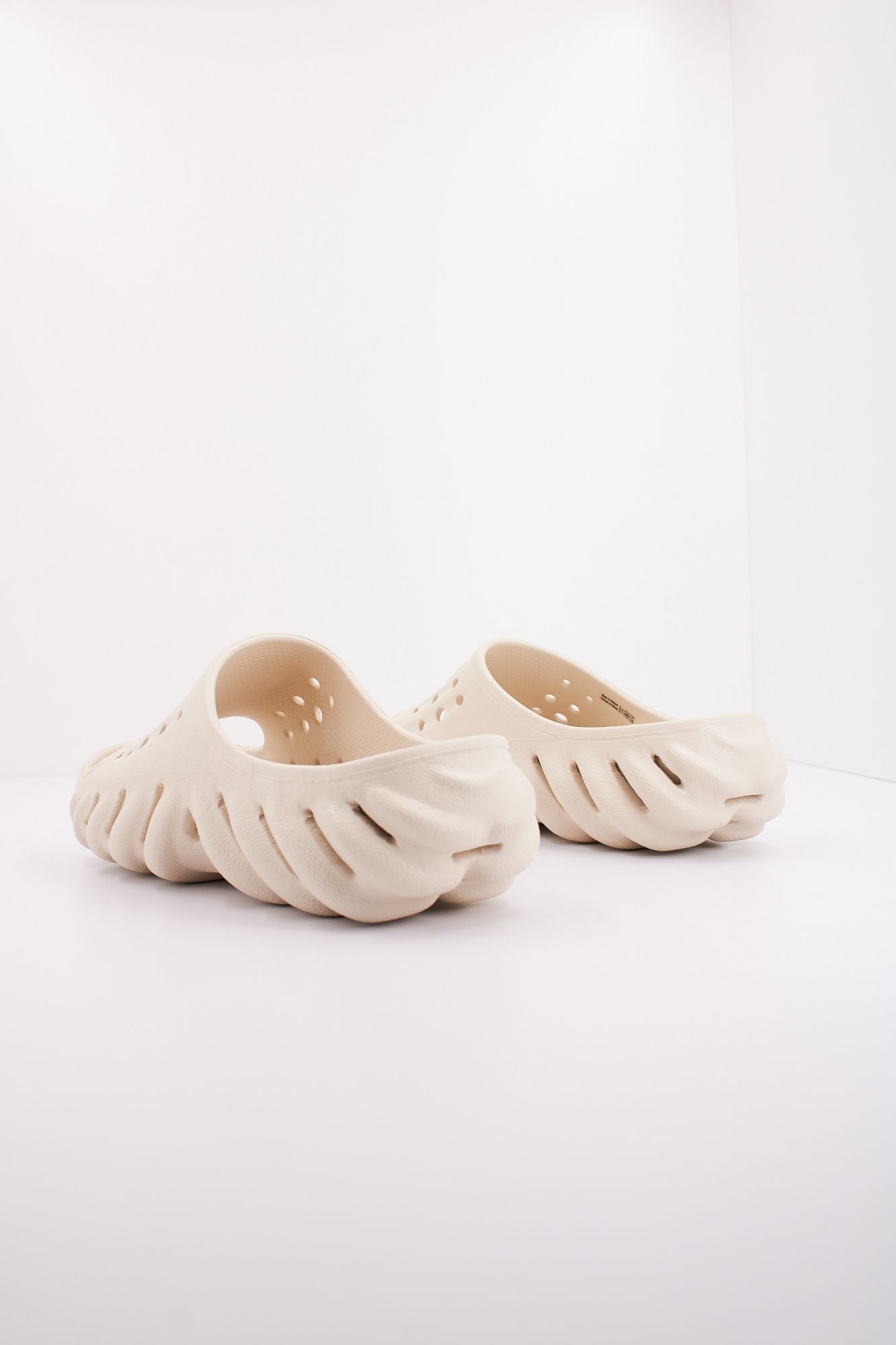 CROCS ECHO SLIDE en color BEIS (3)