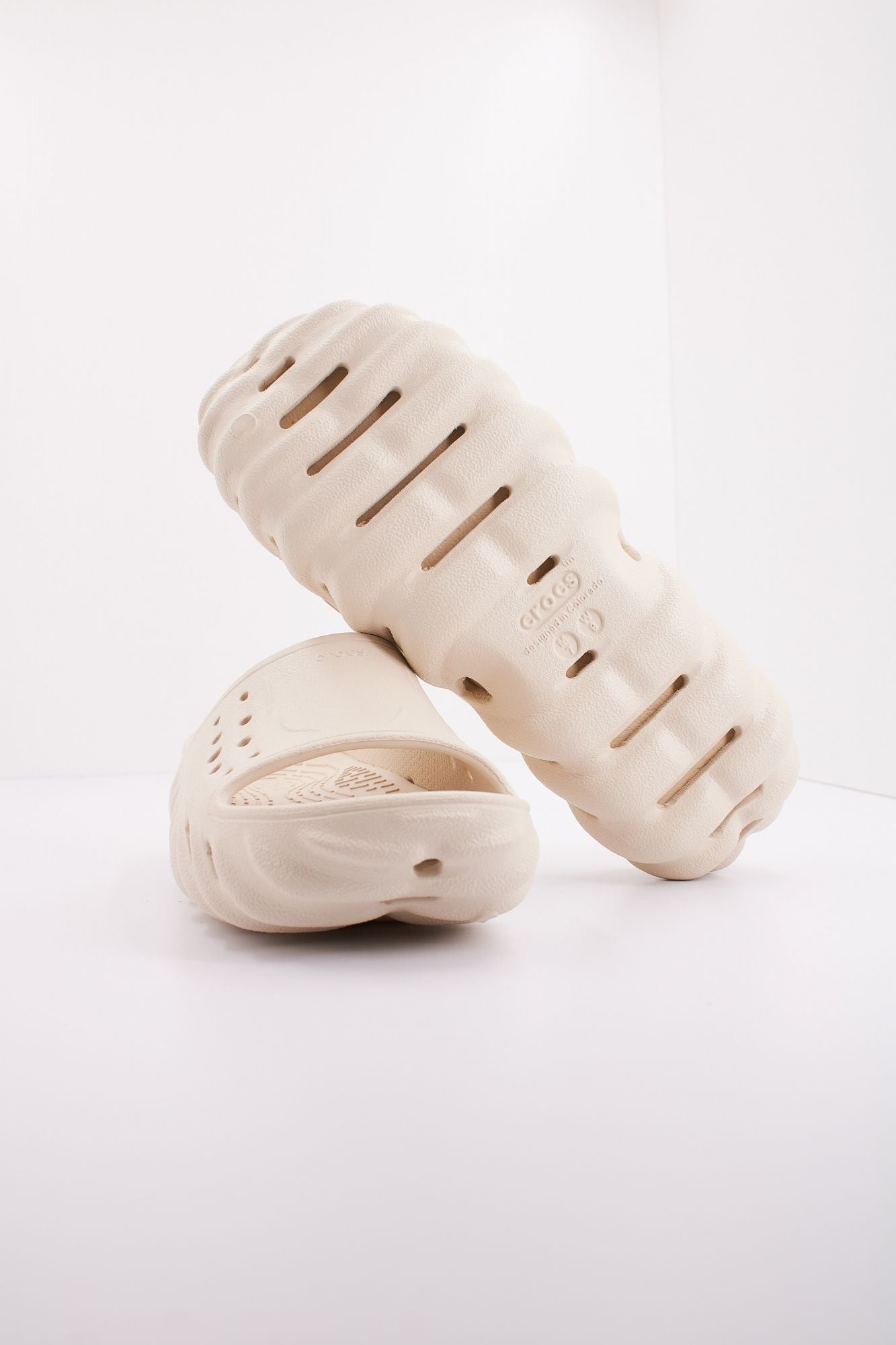 CROCS ECHO SLIDE en color BEIS (4)