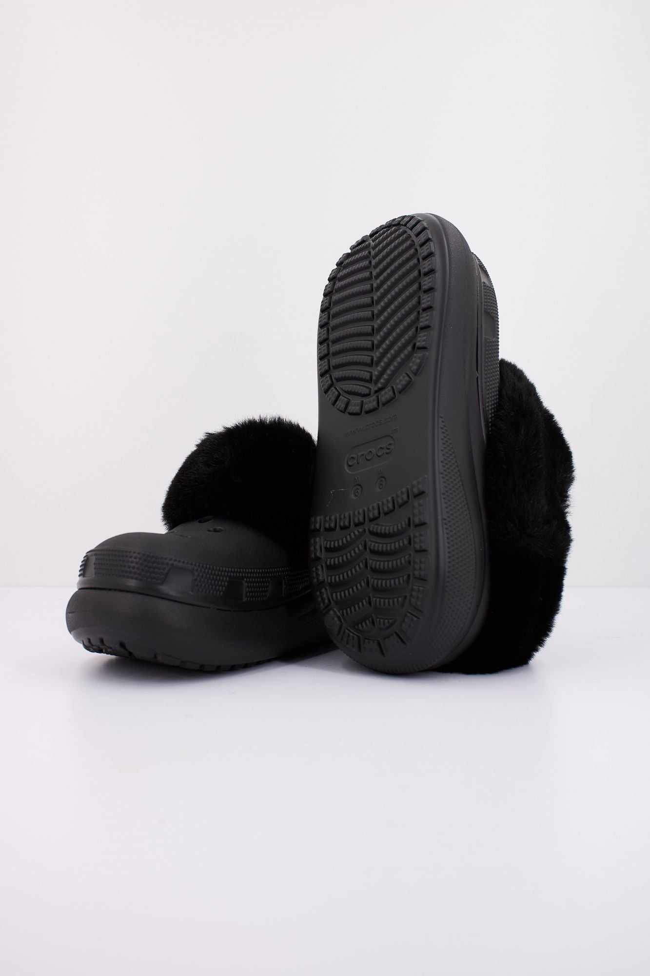 CROCS FUREVER CRUSH U en color NEGRO (5)