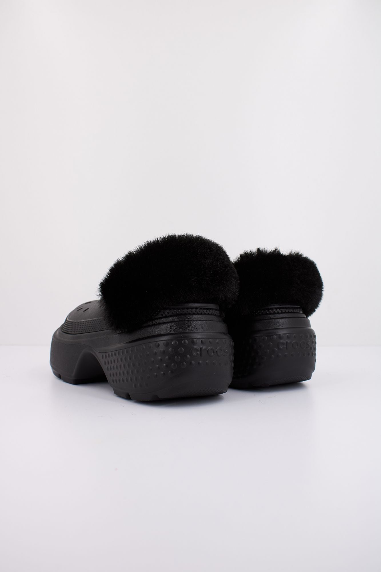 CROCS STOMP LINED CLOG en color NEGRO (4)