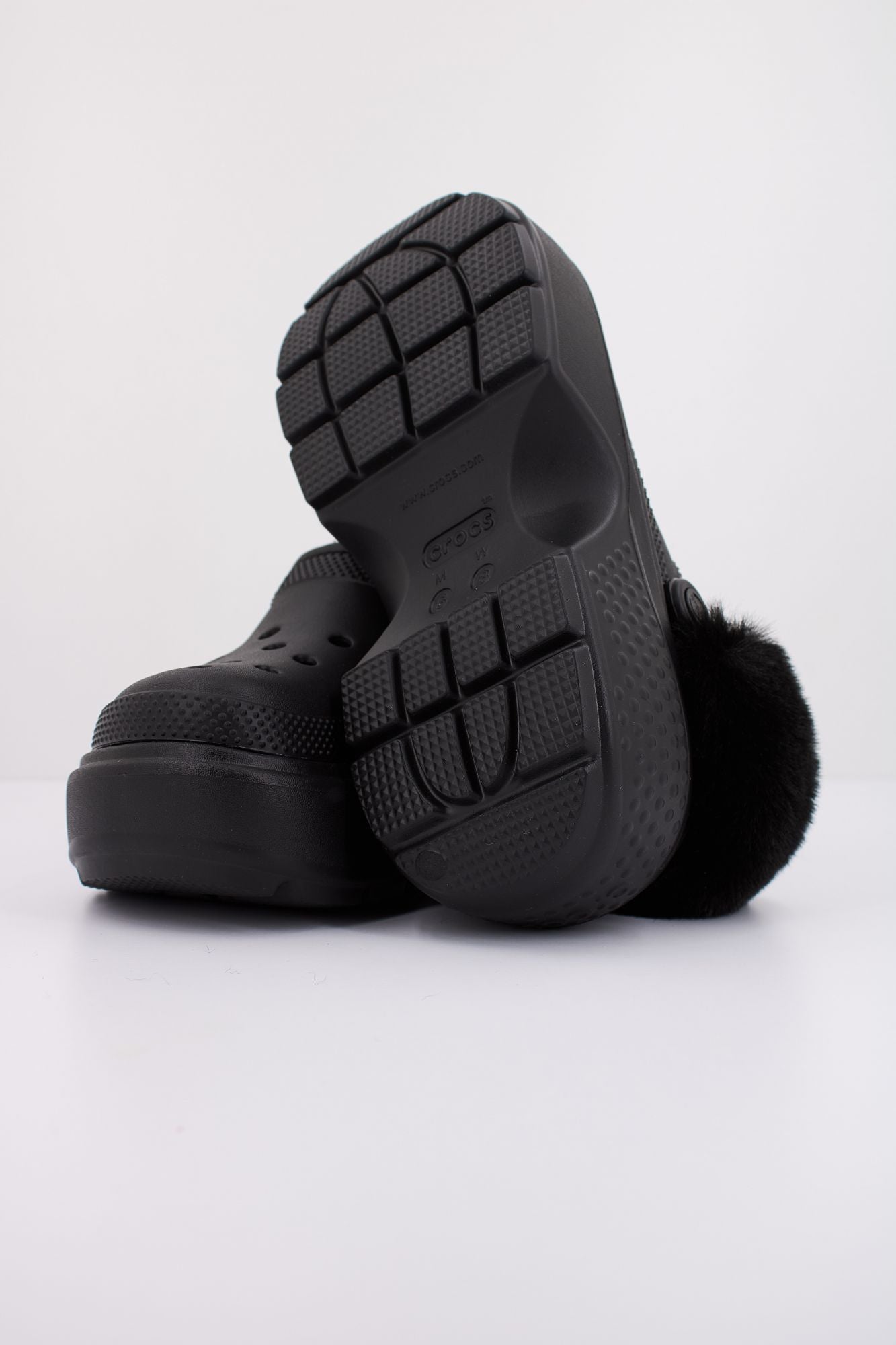 CROCS STOMP LINED CLOG en color NEGRO (5)