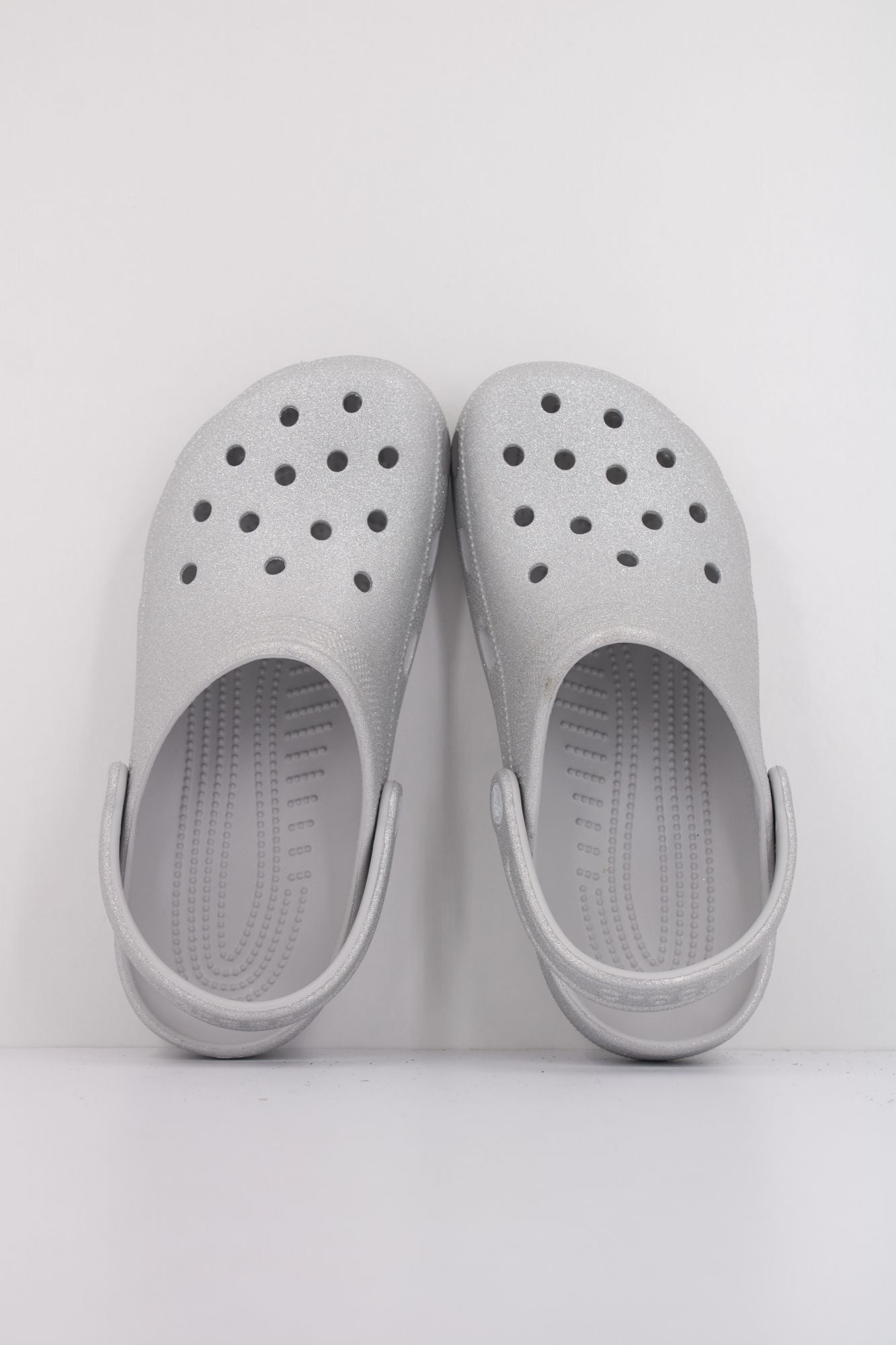 CROCS  CLASSIC GLITTER CLOG en color GRIS (3)