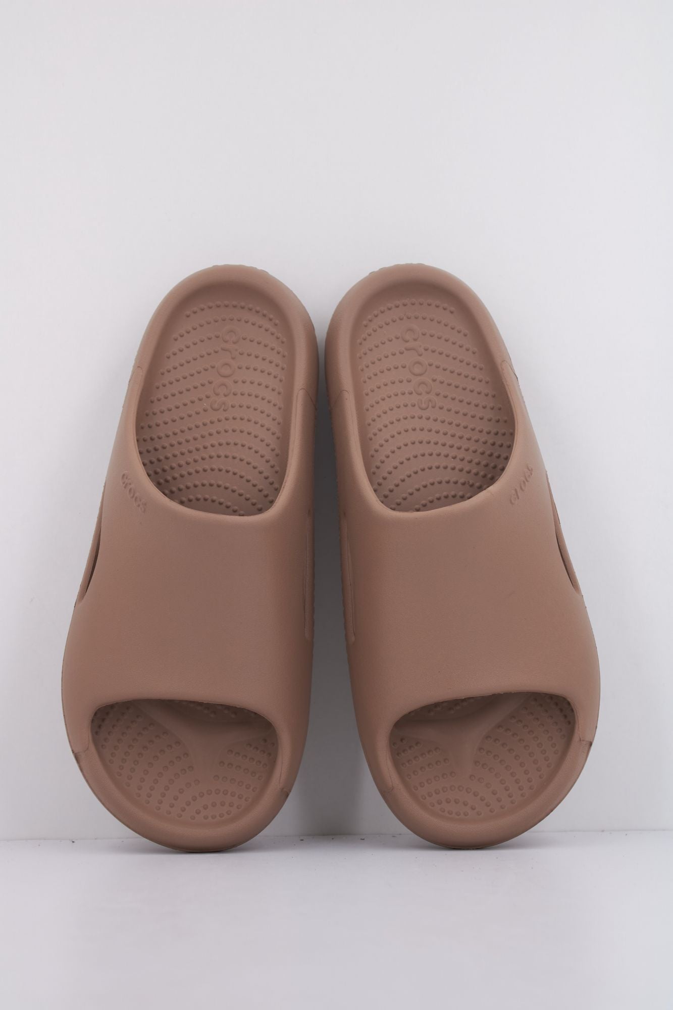 CROCS MELLOW RECOVERY SLIDE en color MARRON (3)