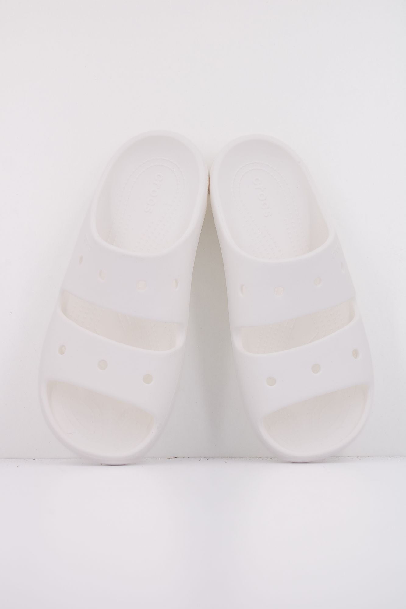 CROCS CLASSIC SANDAL V2 en color BLANCO (3)