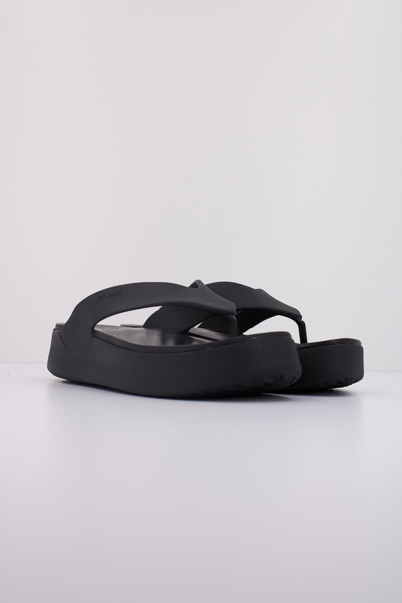 CROCS GETAWAY PLATFORM FLIP en color NEGRO (2)