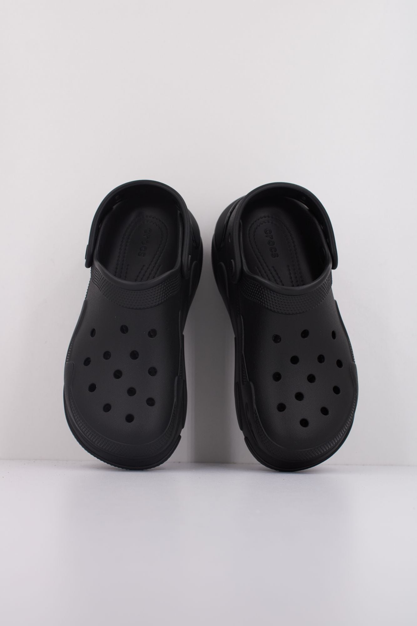 CROCS BUBBLE CRUSH CLOG U en color NEGRO (3)