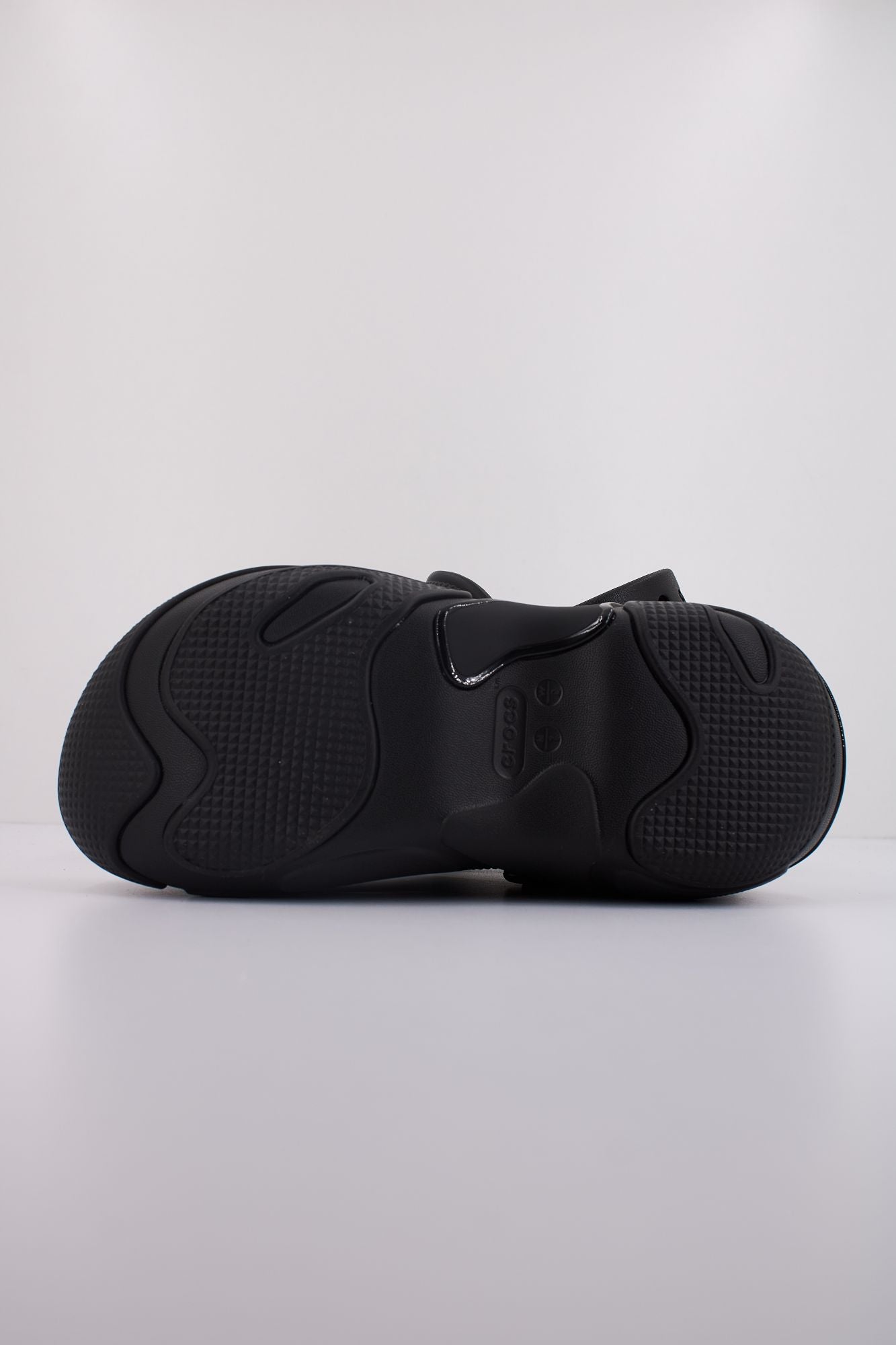 CROCS BUBBLE CRUSH CLOG U en color NEGRO (5)