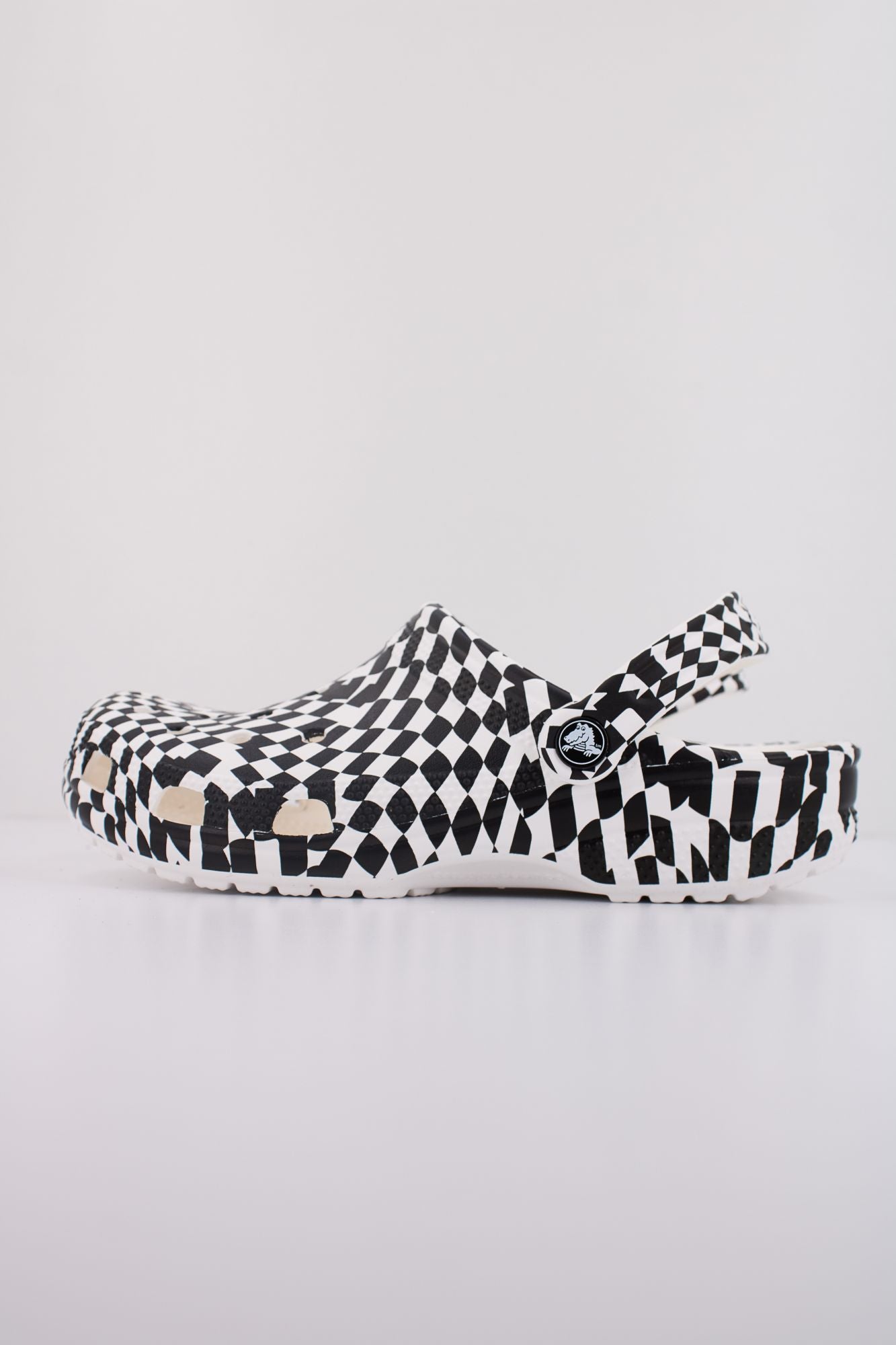 CROCS CLASSIC WARPED CHECKER CLOG en color BLANCO (1)