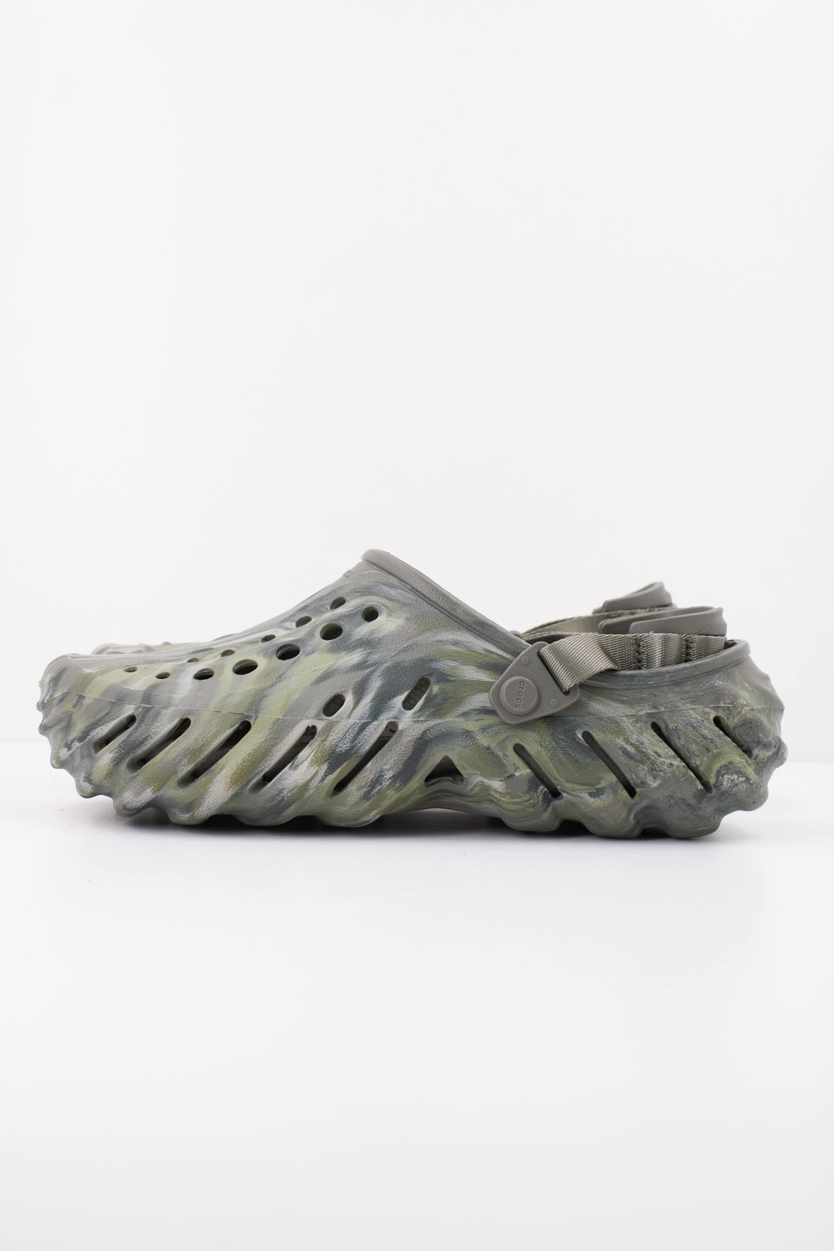 CROCS ZUHECOS ECHO MARBLED CLOG en color VERDE (1)