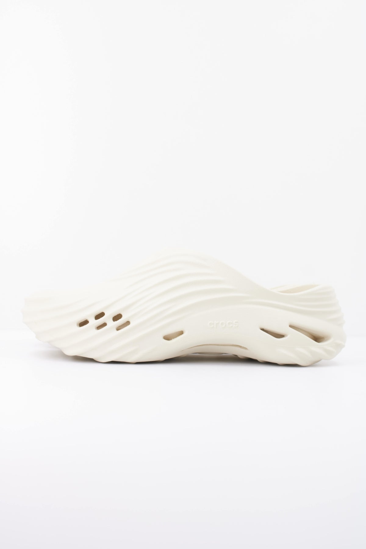CROCS ECHO WAVE U en color BEIS (1)