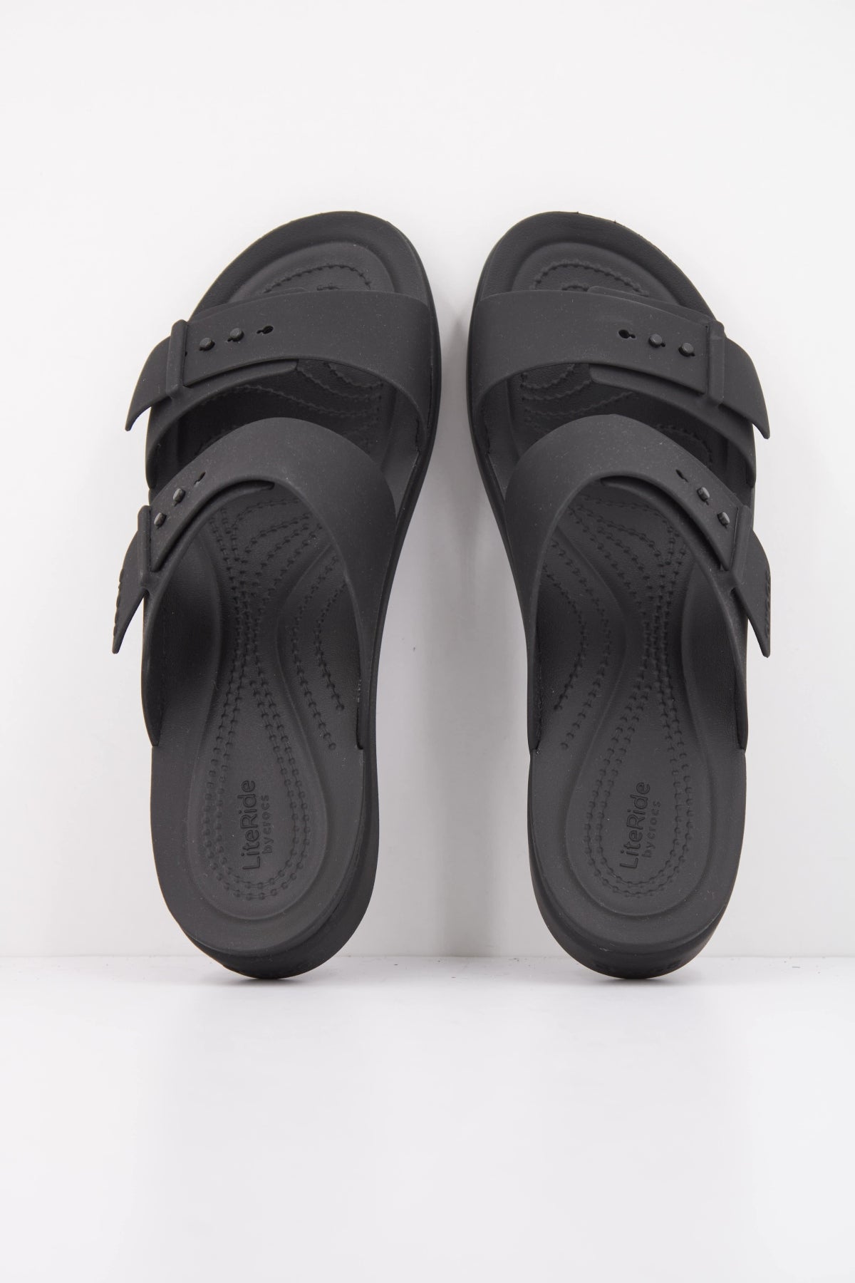 CROCS 211215C en color NEGRO (3)