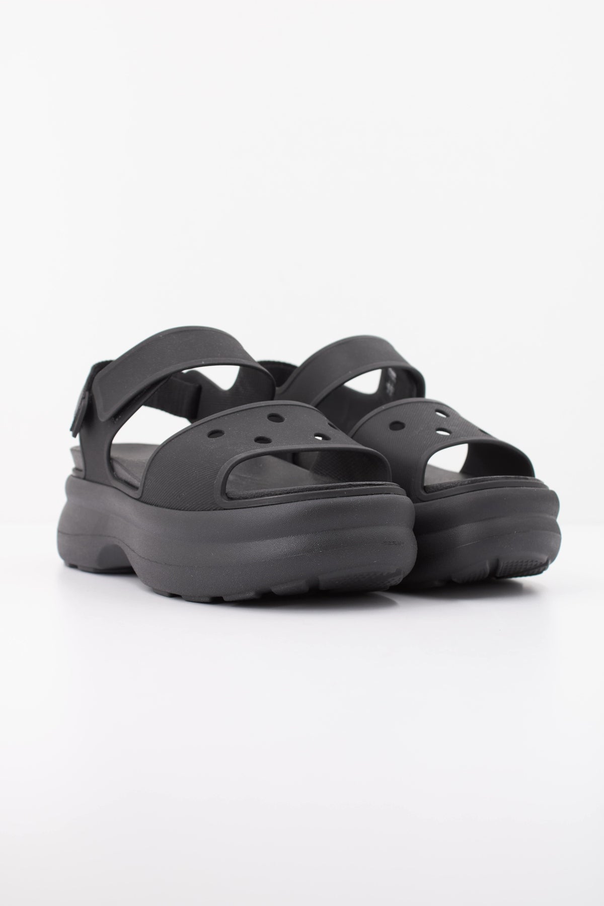 CROCS  SOHO Y STRAP en color NEGRO (2)