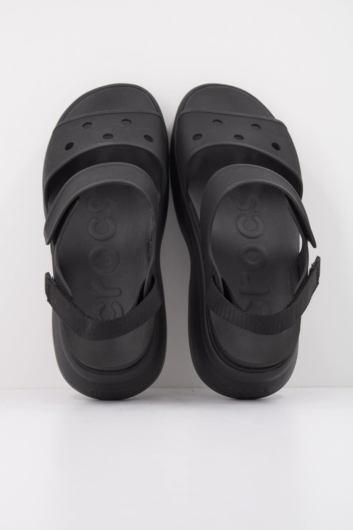 CROCS  SOHO Y STRAP en color NEGRO (3)