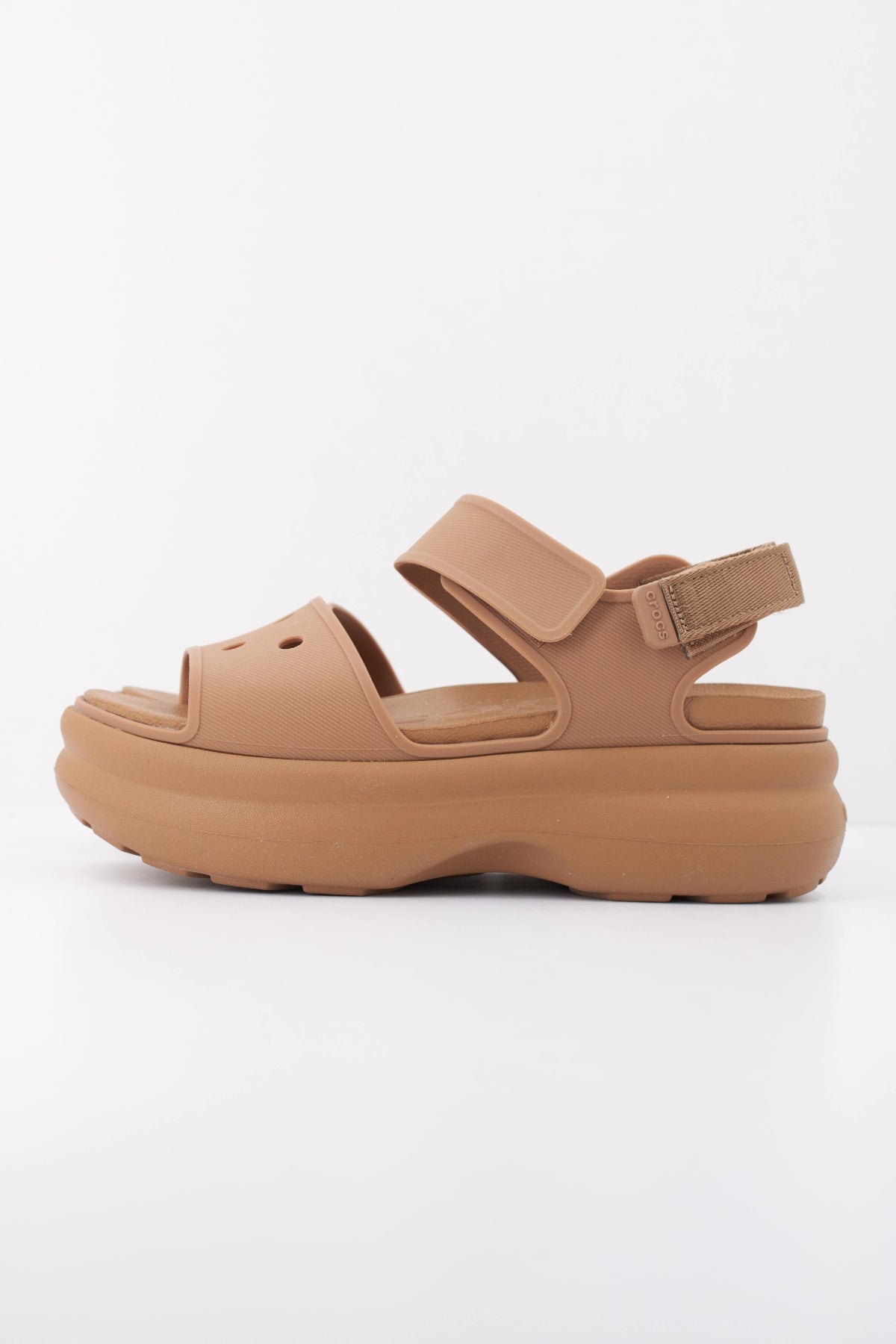 CROCS  SOHO Y STRAP en color MARRON (1)