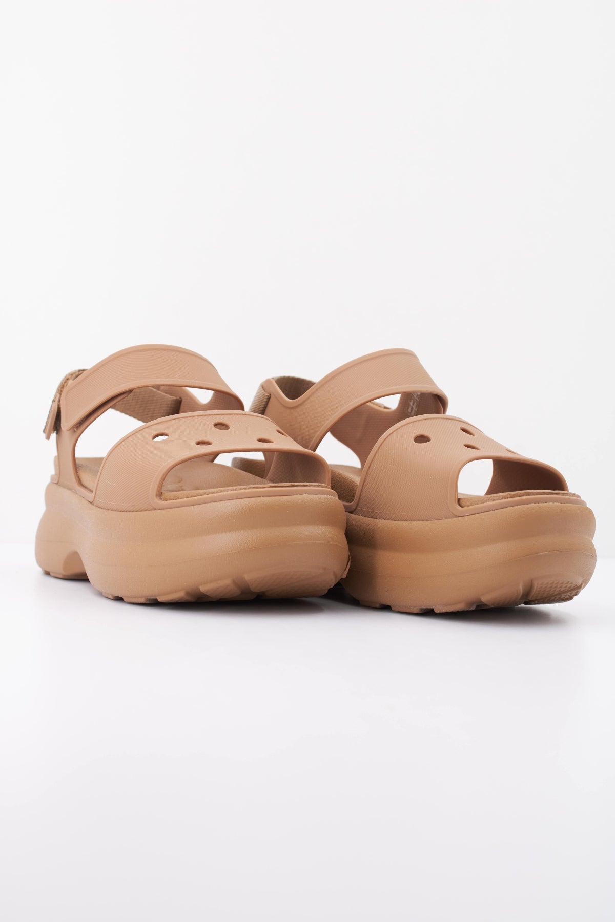 CROCS  SOHO Y STRAP en color MARRON (2)