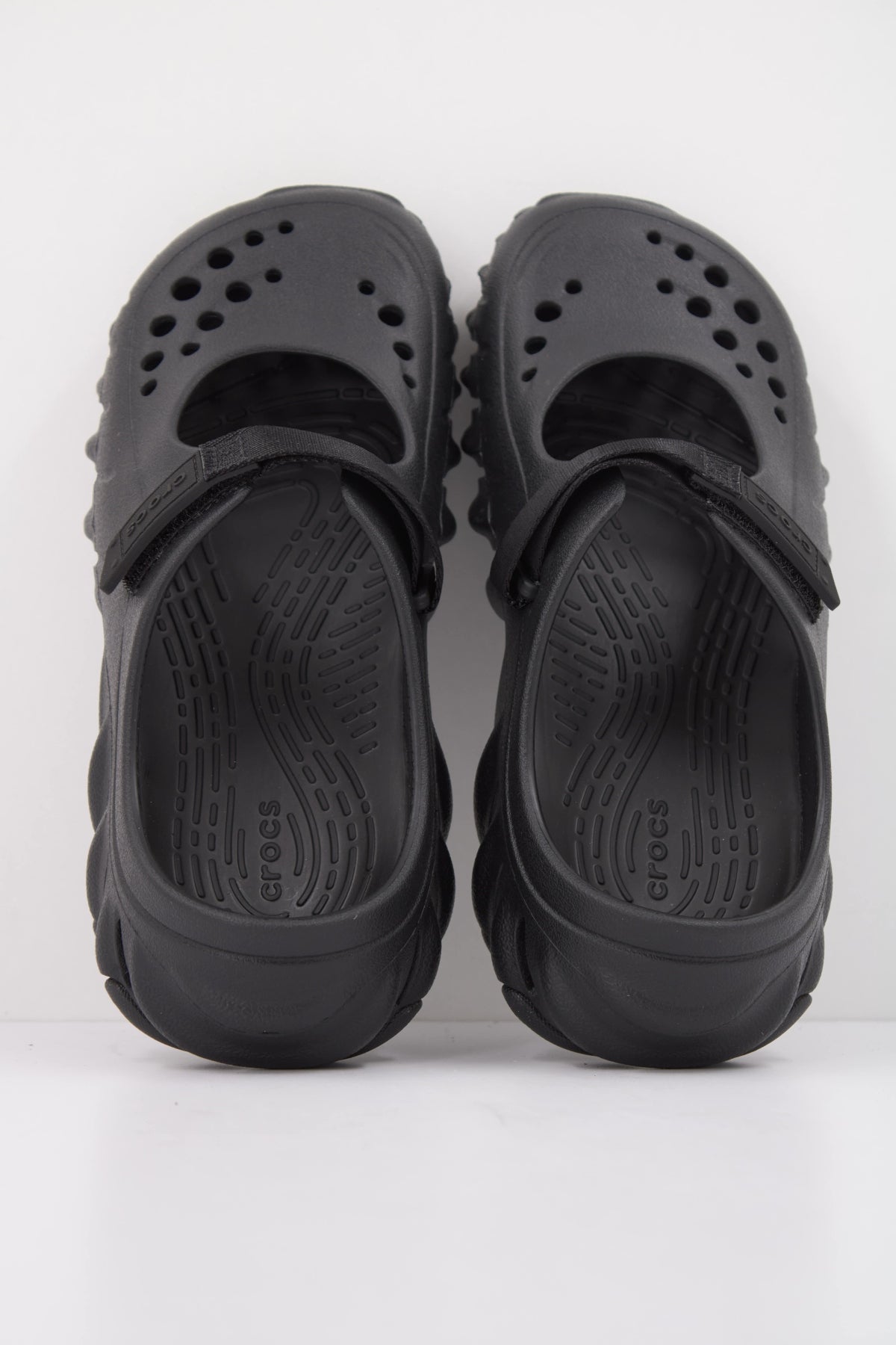 CROCS ECHO MARY JANE CLOG en color NEGRO (3)