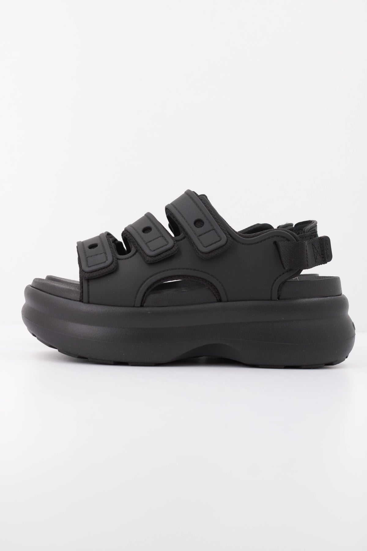 CROCS FROSTED SPORT SANDAL en color NEGRO (1)